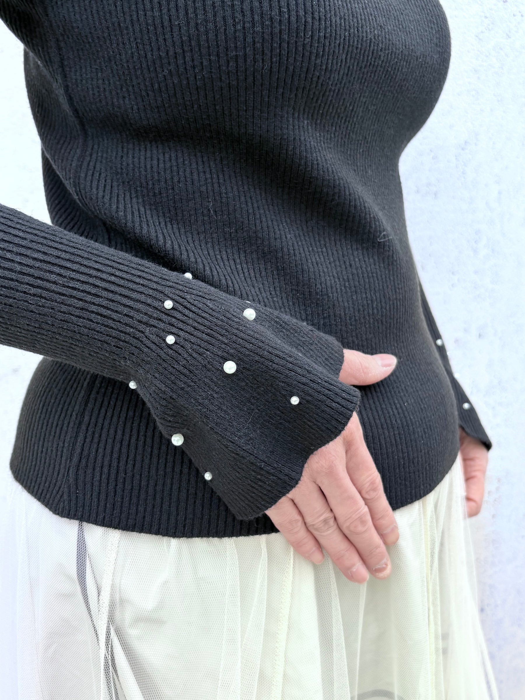 パール付袖フリルハイネックリブニット