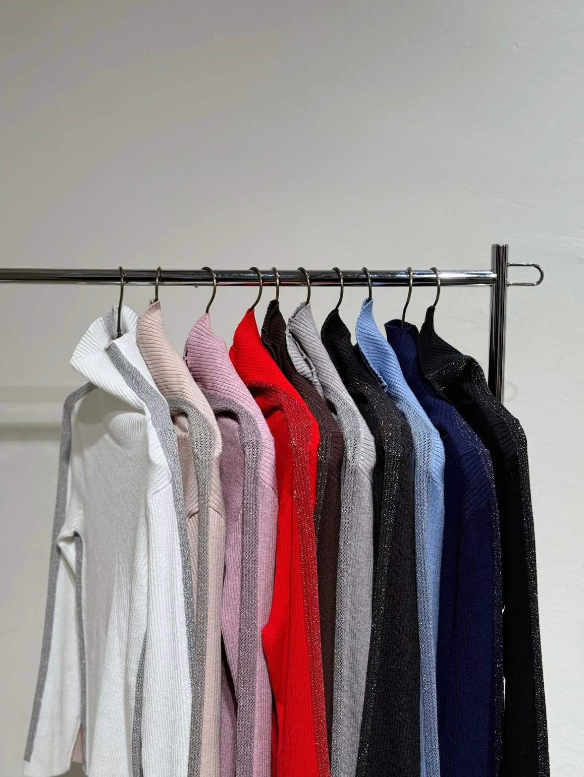 サイドラメラインタートルニット