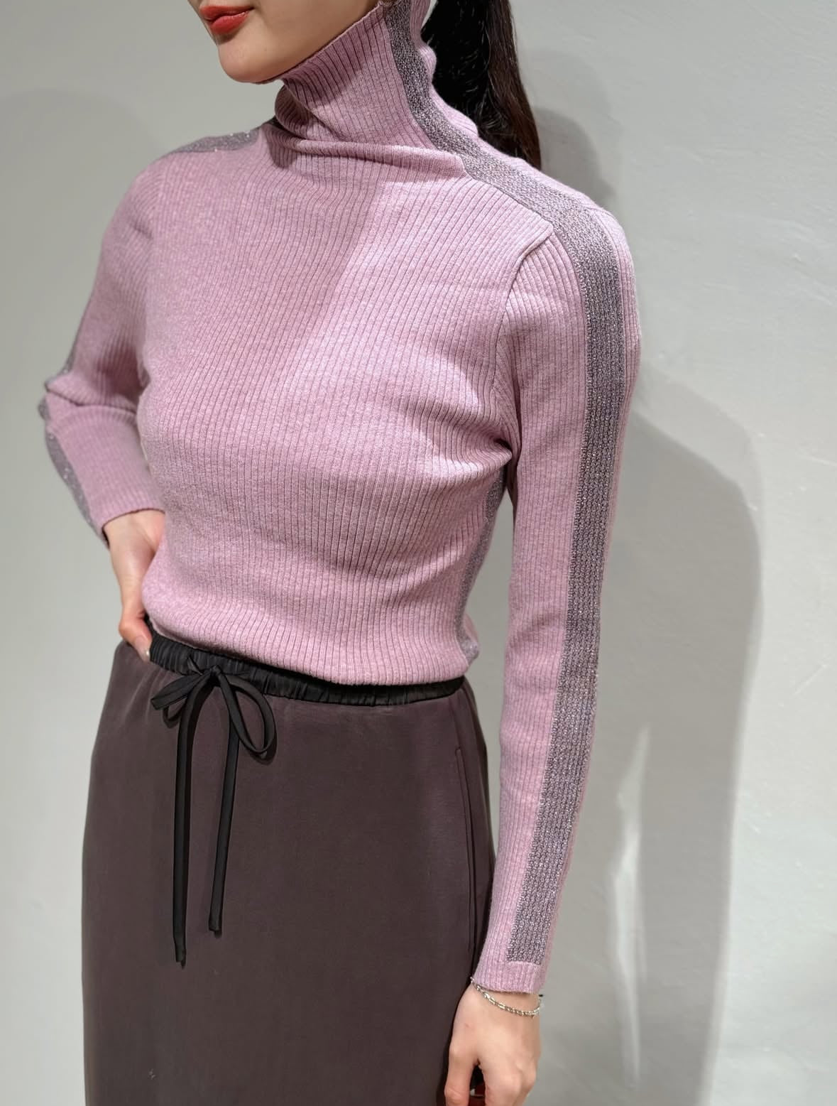 サイドラメラインタートルニット