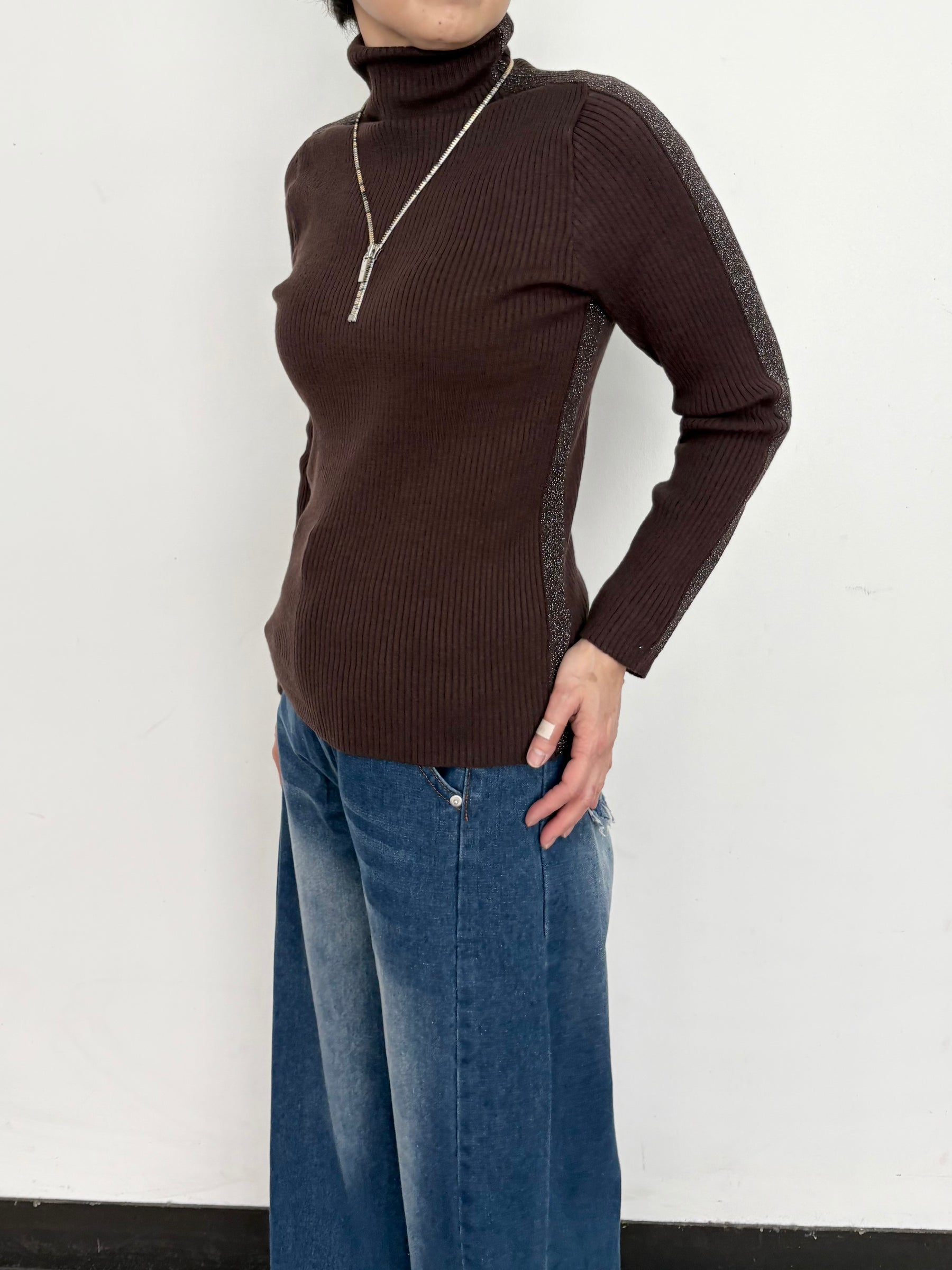 サイドラメラインタートルニット