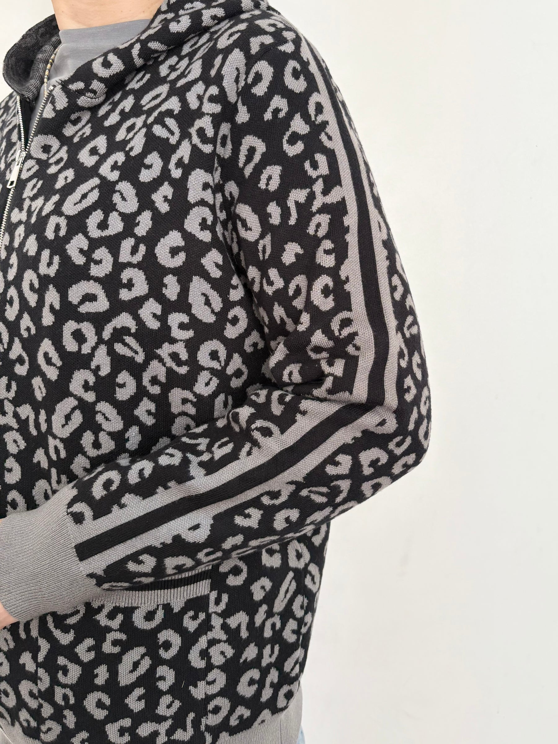 ヒョウ柄袖ラインニットパーカー