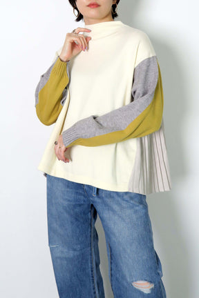 後ろプリーツボトルネックニット