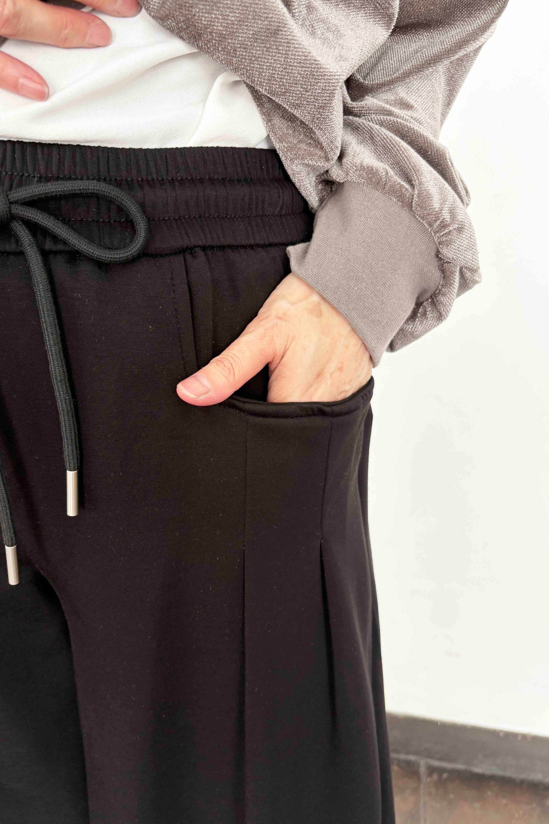 ポケットタック入りワイドパンツ