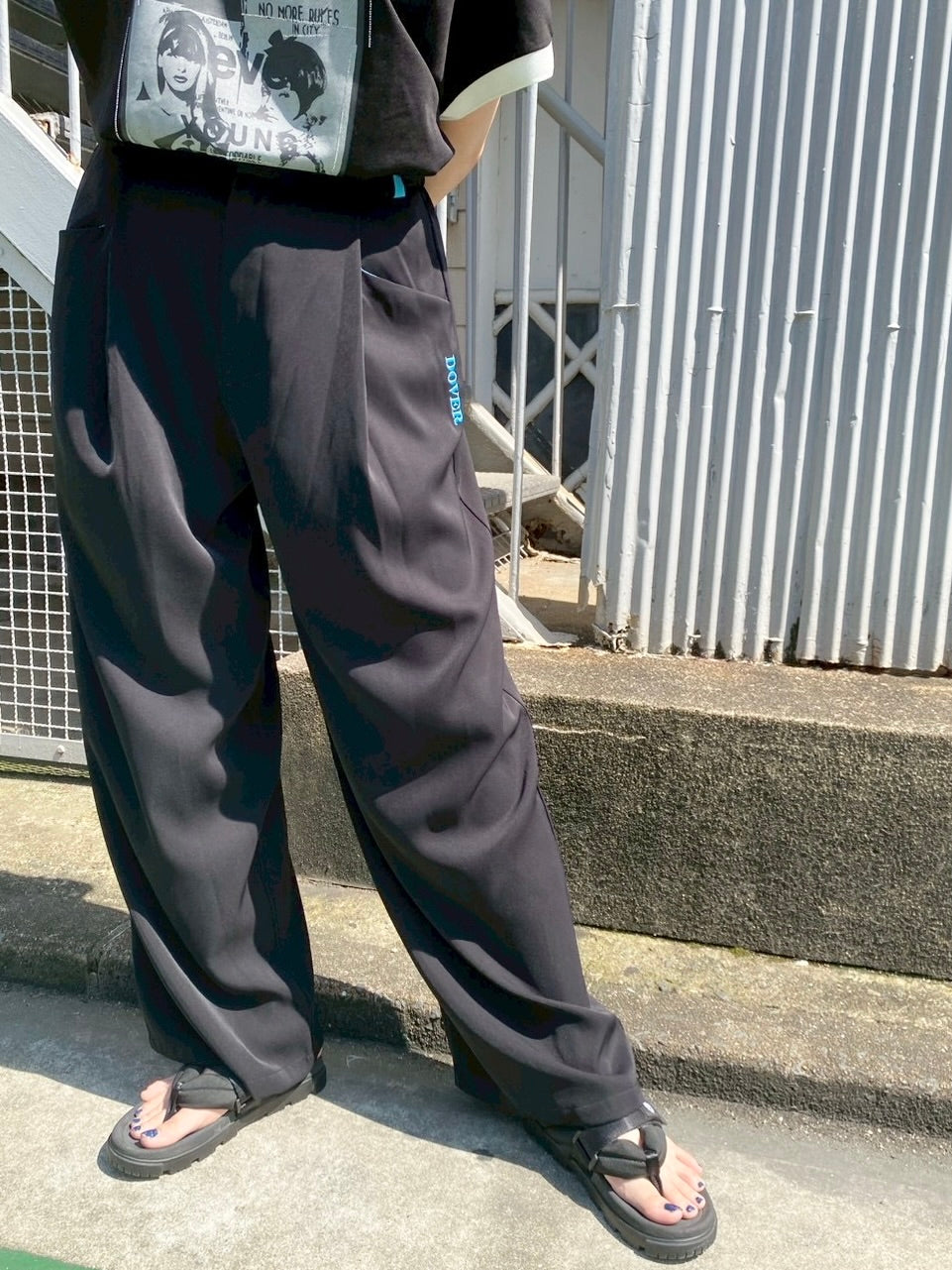 ネオン刺繍パンツ
