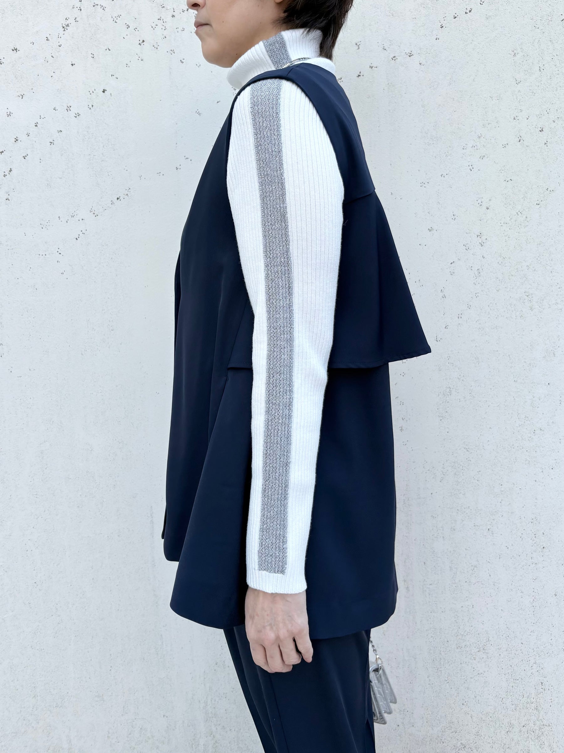 後ろぺプラムベスト