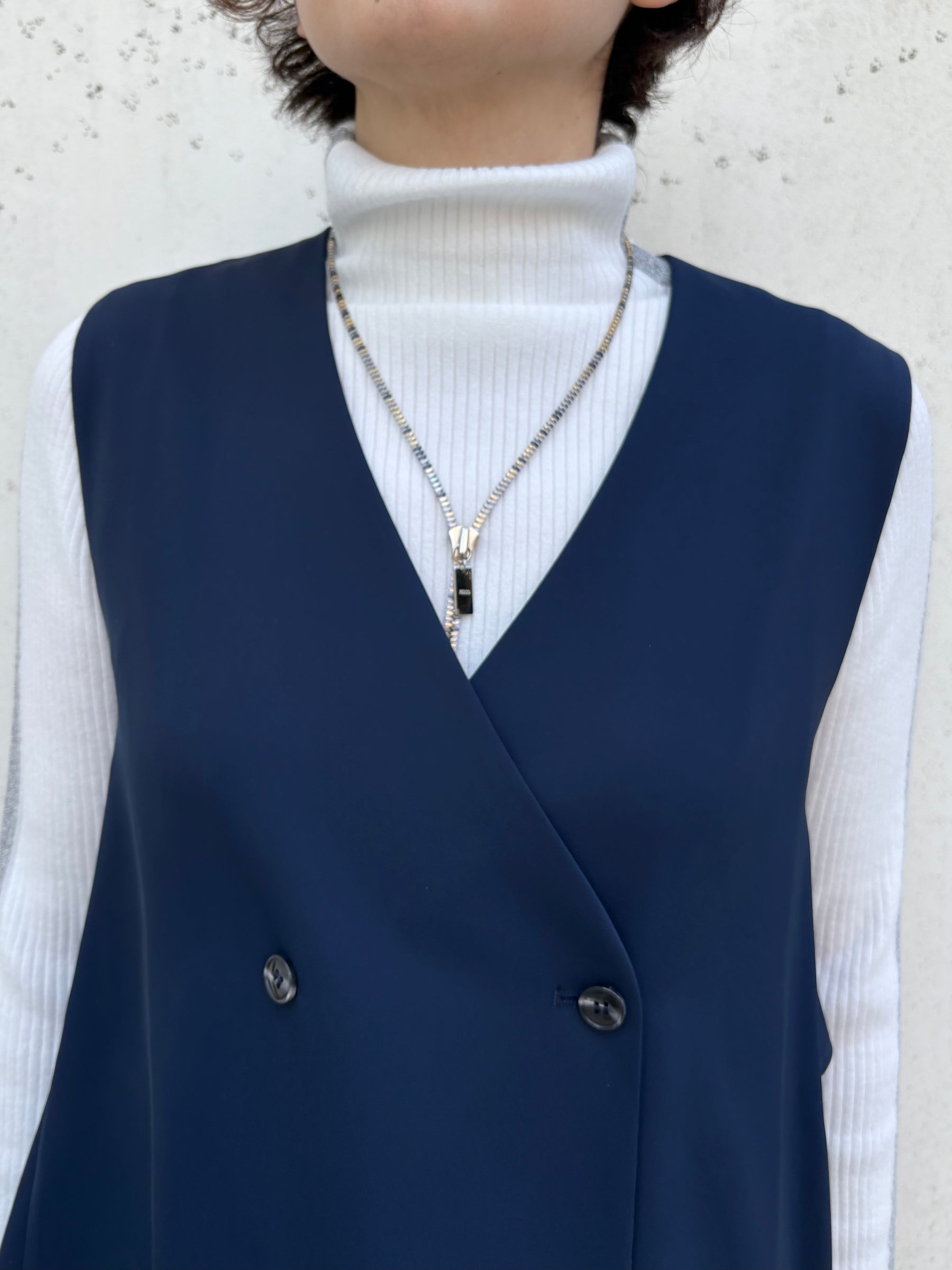 後ろぺプラムベスト