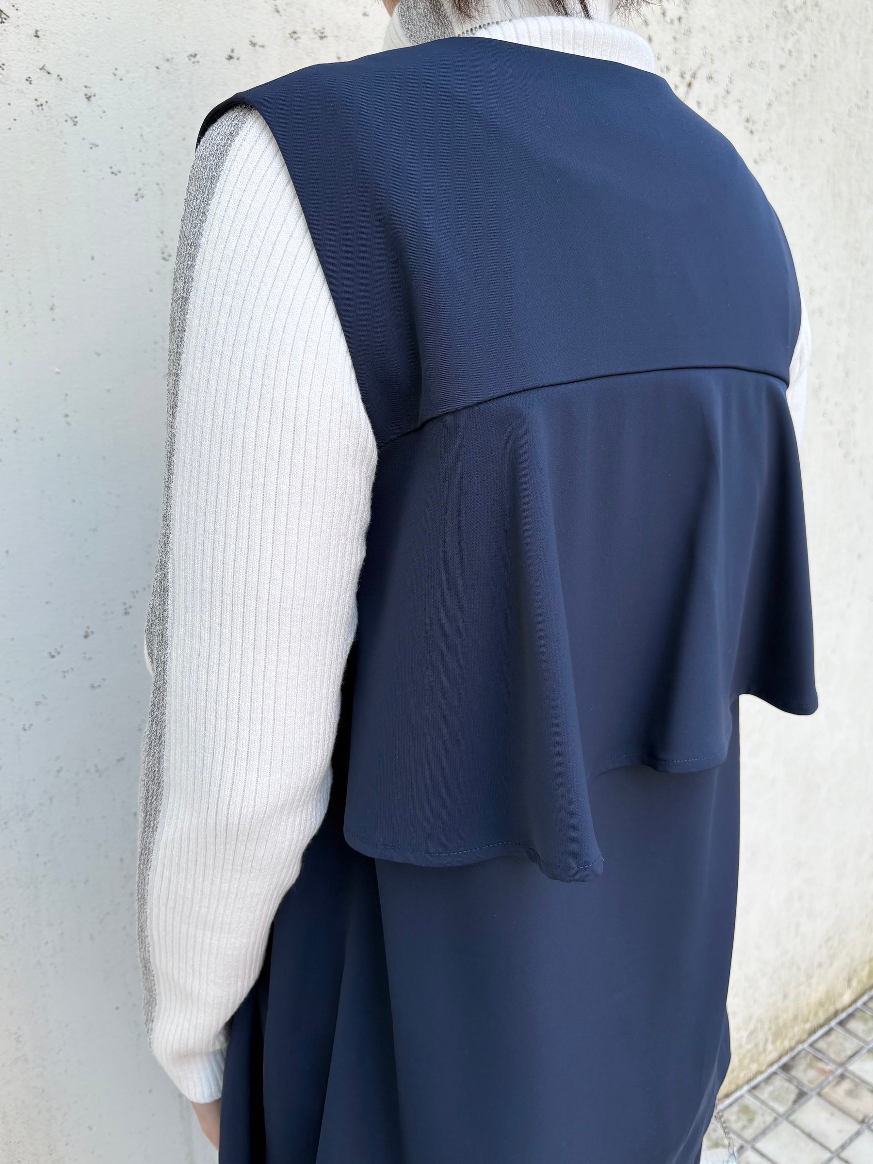 後ろぺプラムベスト