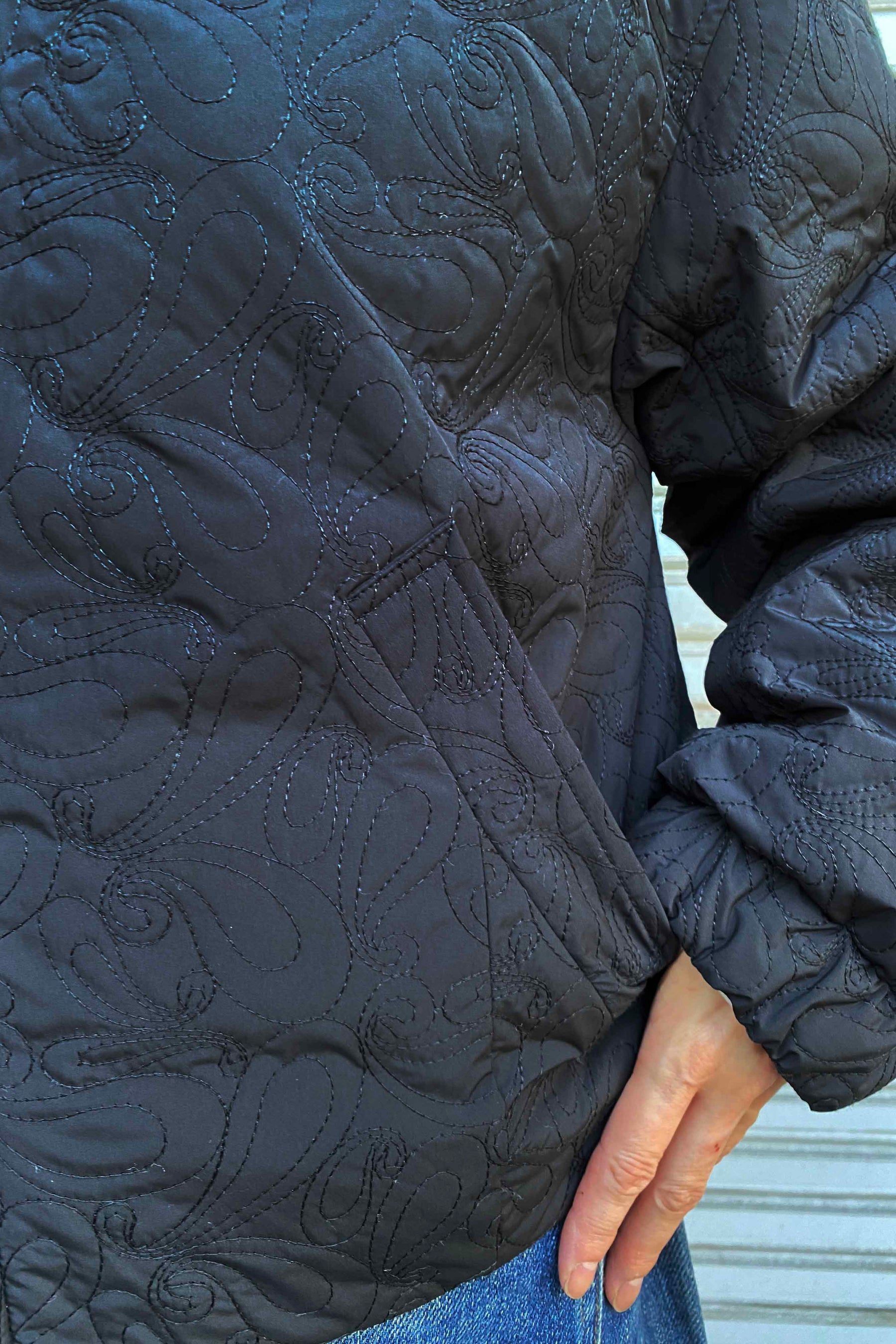 刺繍ダウンジャケット