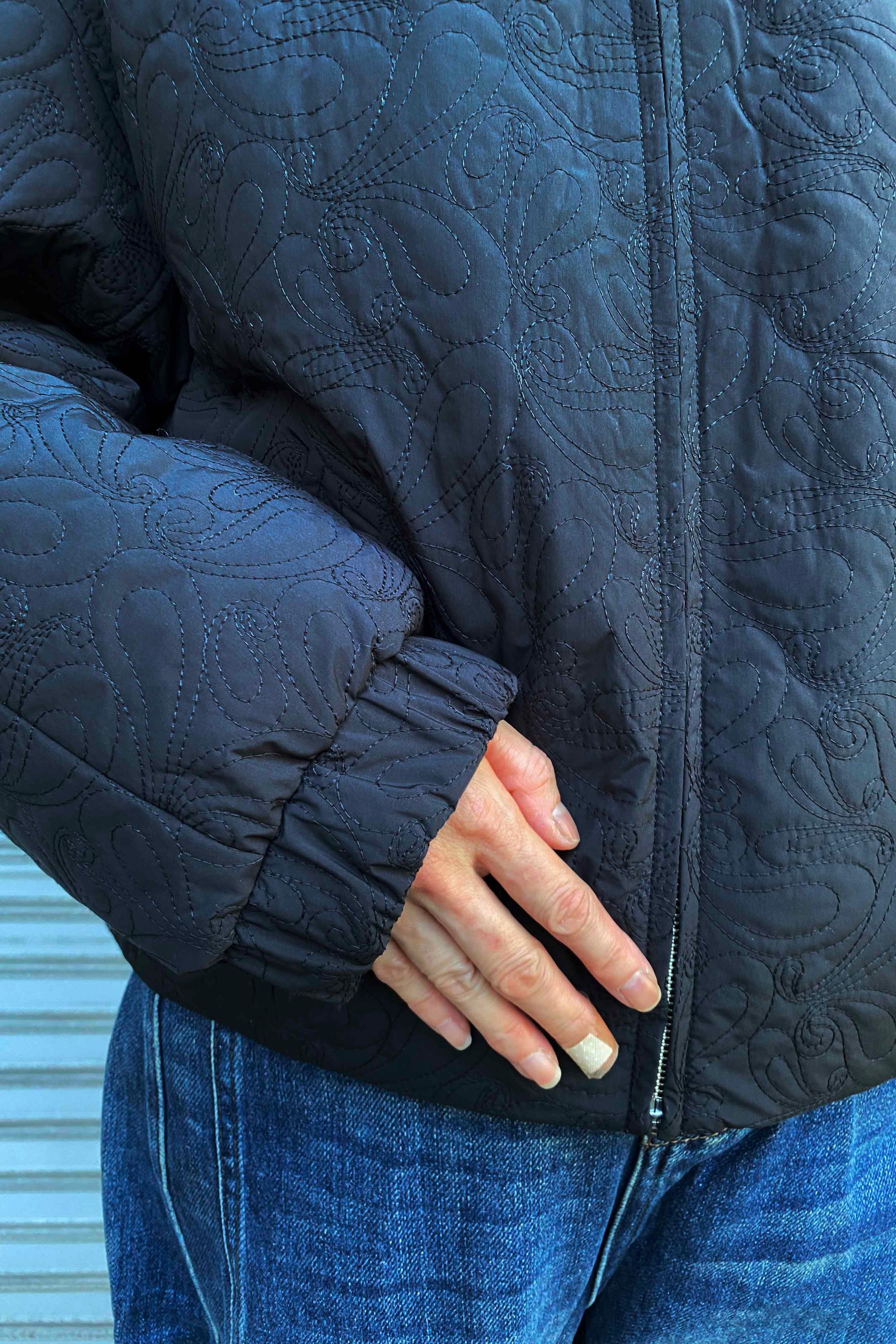 刺繍ダウンジャケット