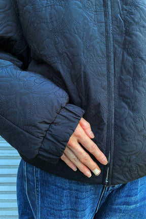 刺繍ダウンジャケット