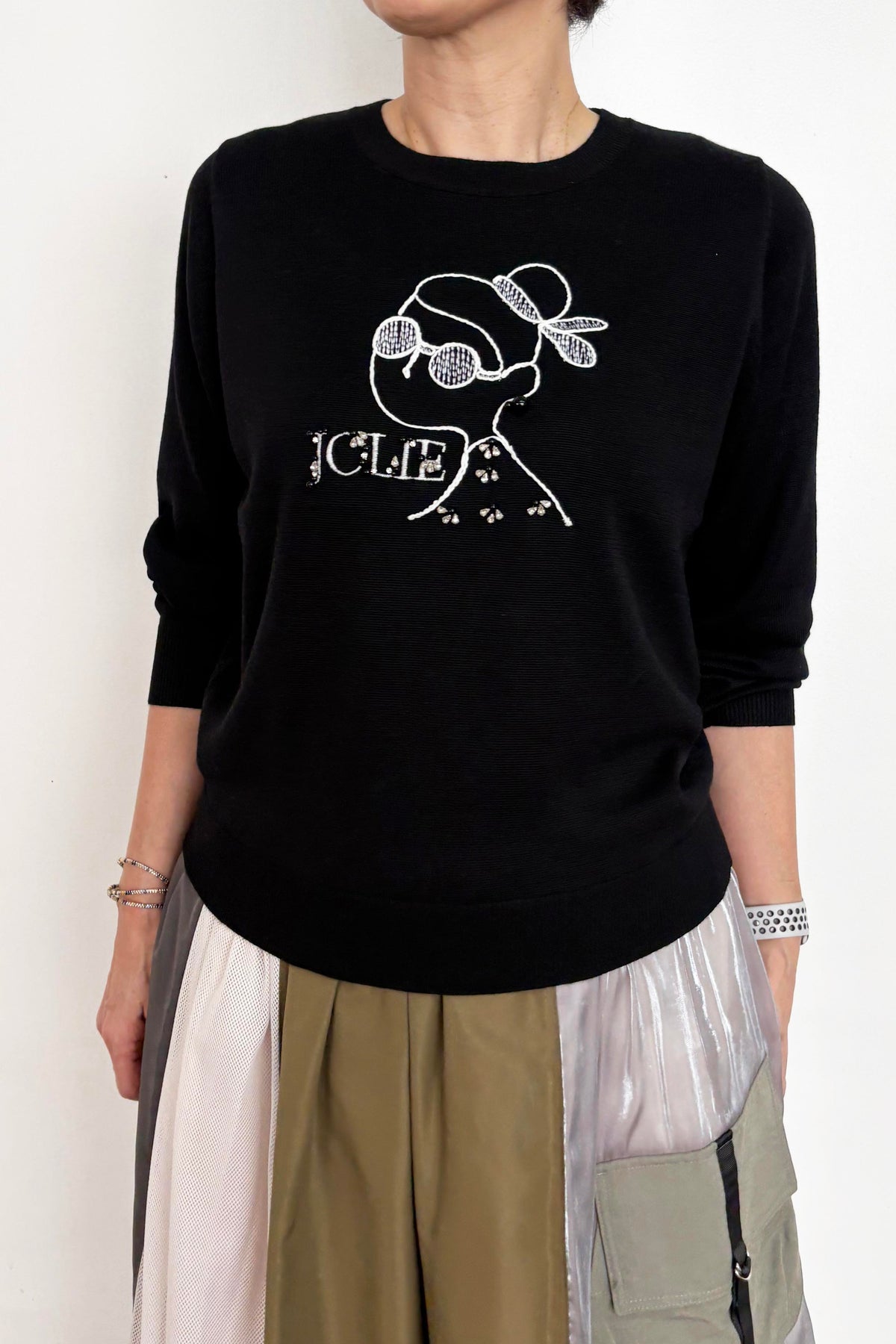 女の子柄刺繍ニット