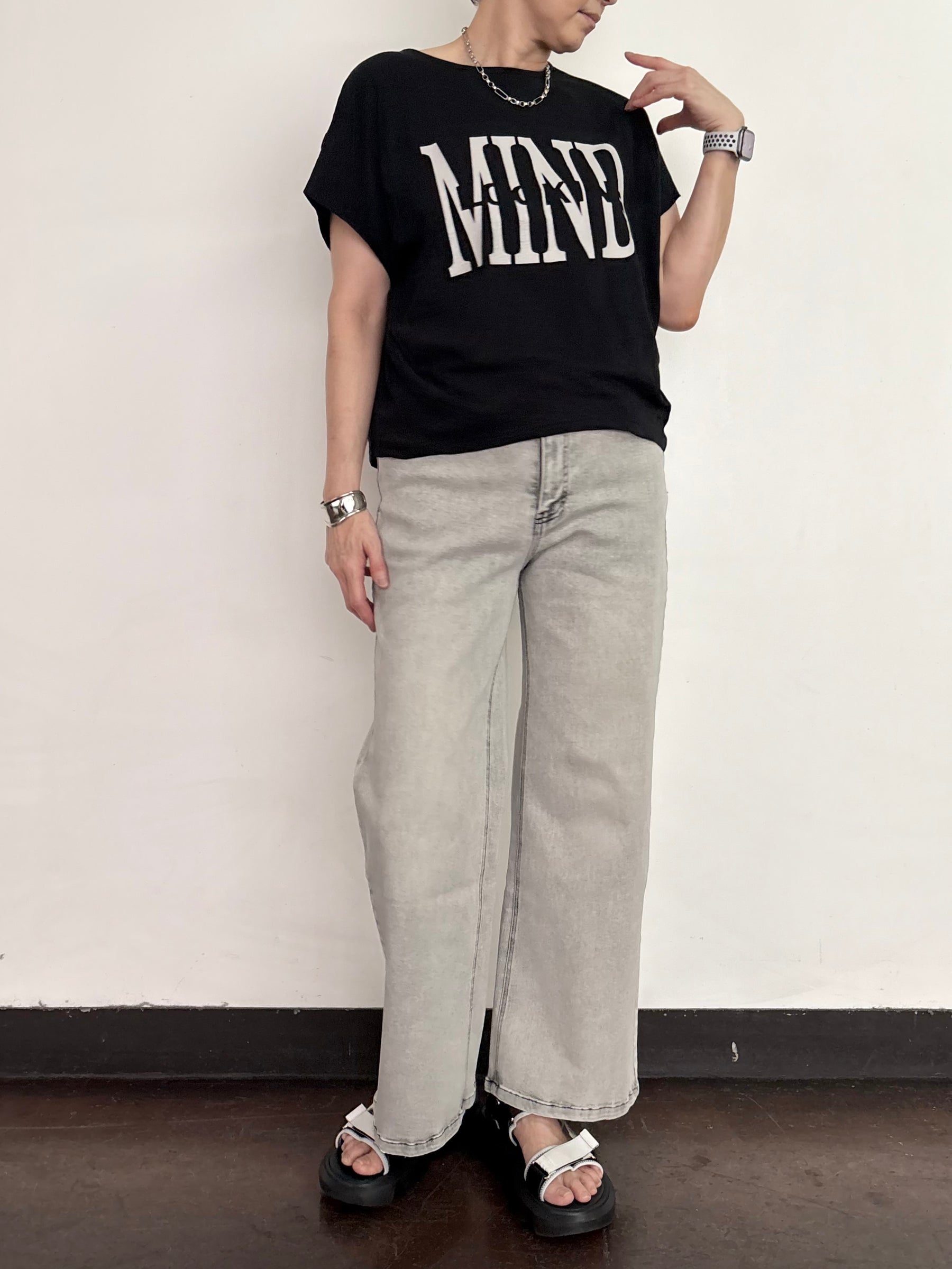 肩タックドレープロゴTシャツ