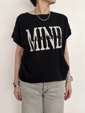 肩タックドレープロゴTシャツ