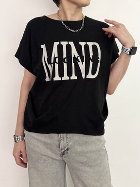 肩タックドレープロゴTシャツ