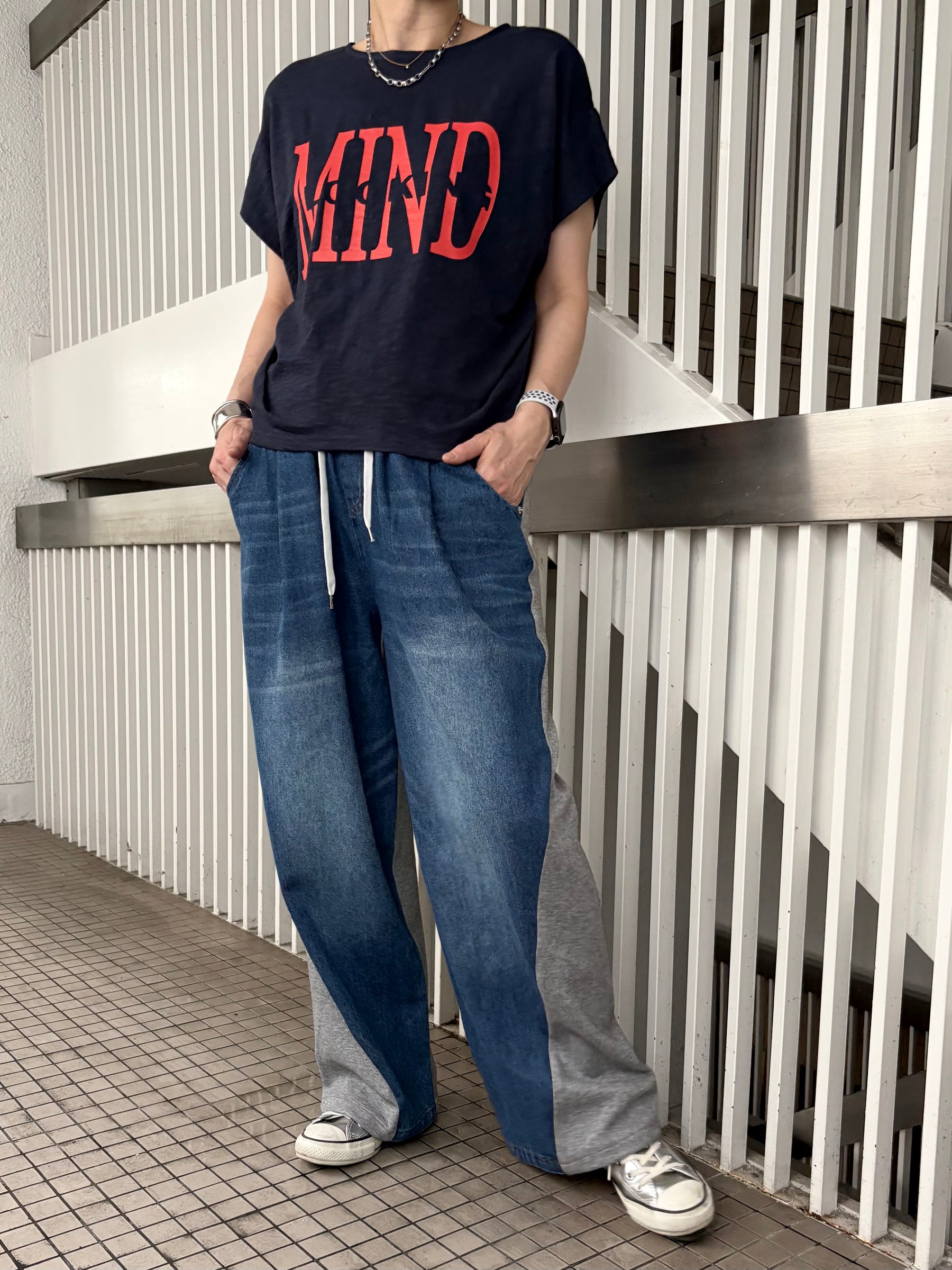 肩タックドレープロゴTシャツ