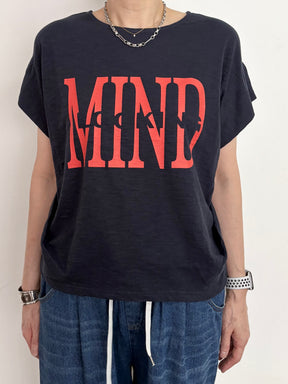肩タックドレープロゴTシャツ