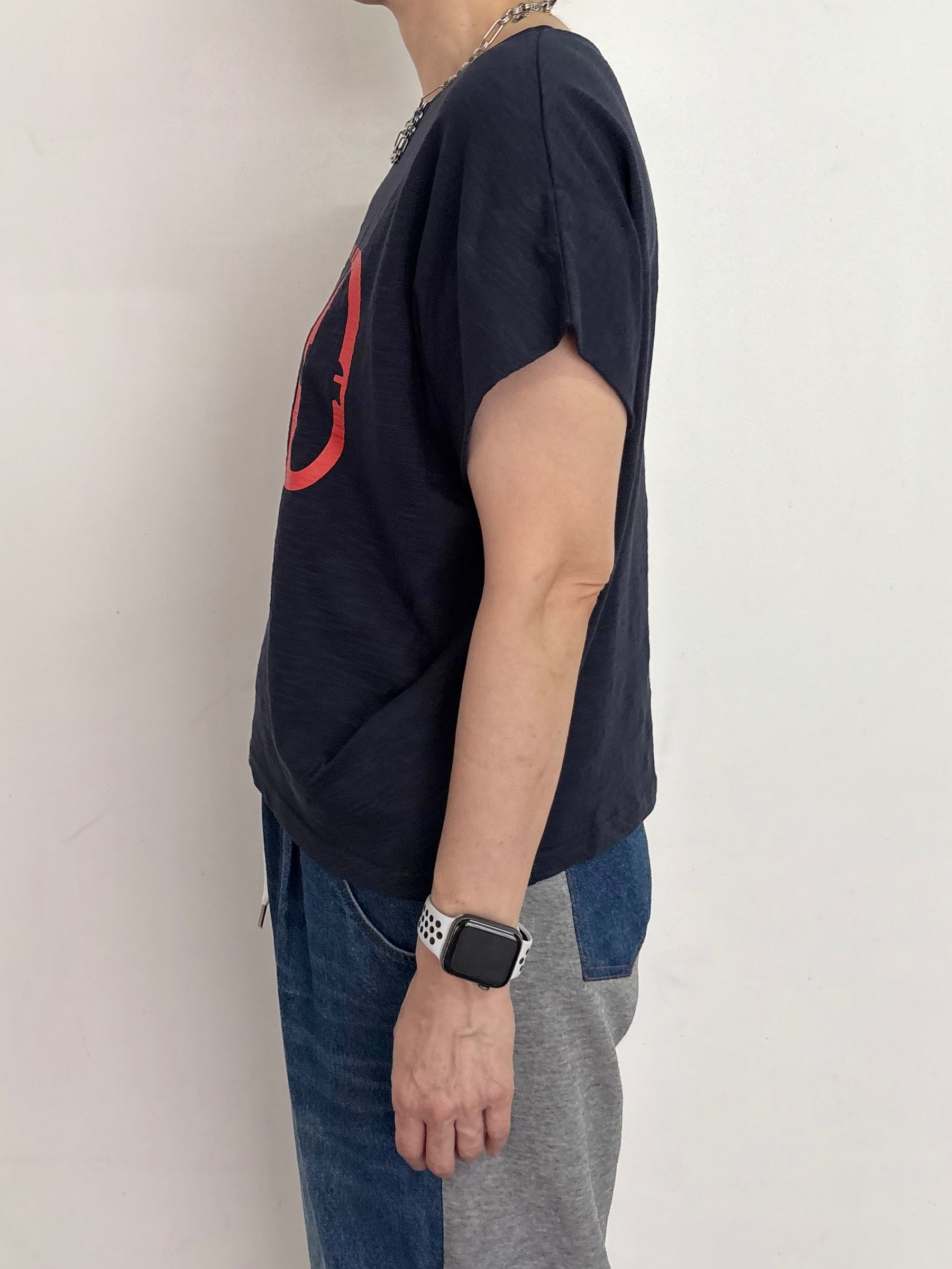 肩タックドレープロゴTシャツ