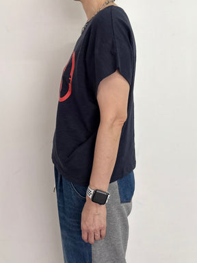 肩タックドレープロゴTシャツ