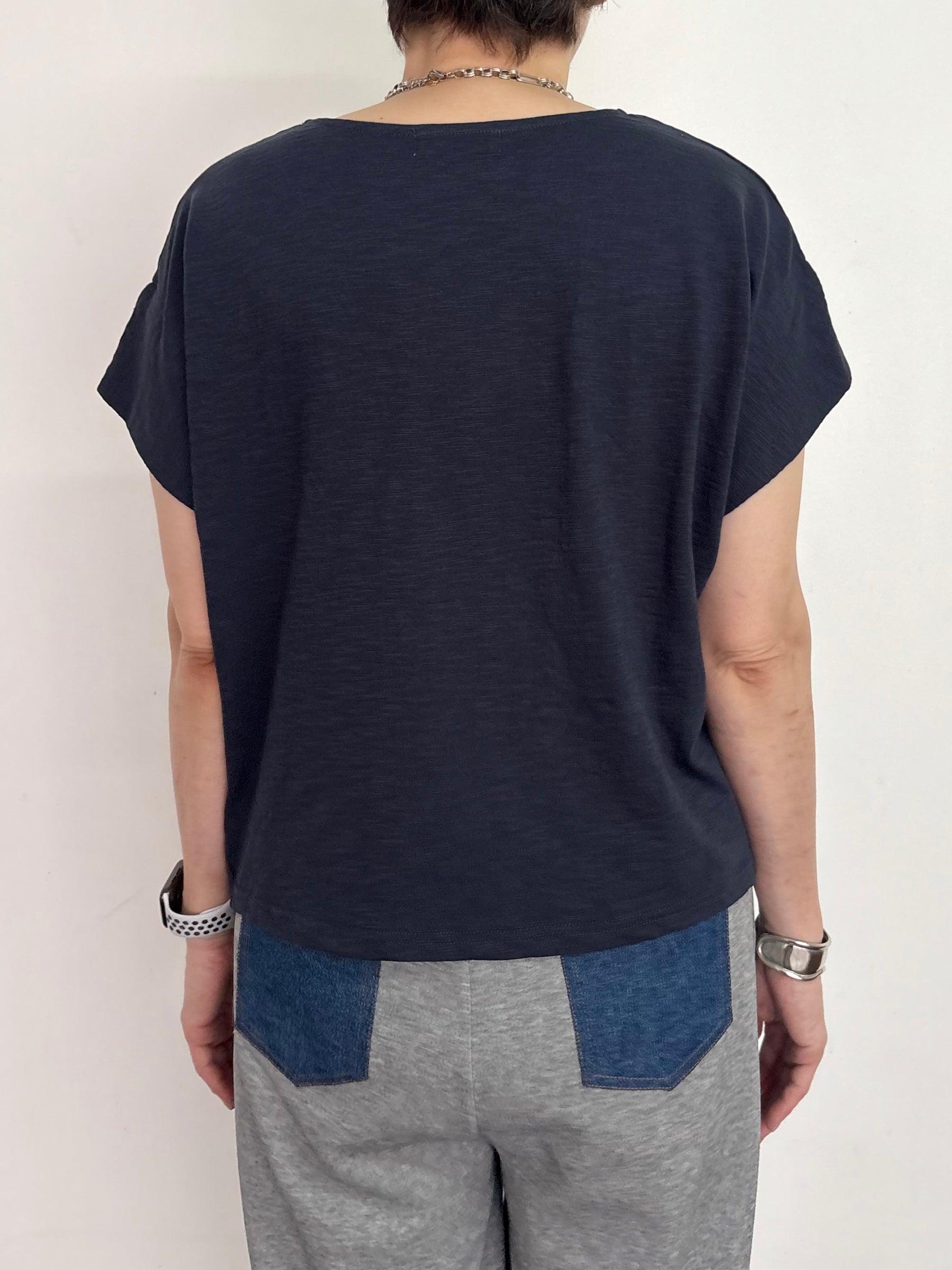肩タックドレープロゴTシャツ