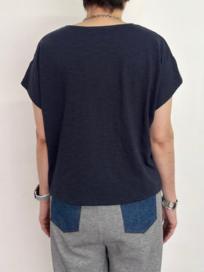 肩タックドレープロゴTシャツ