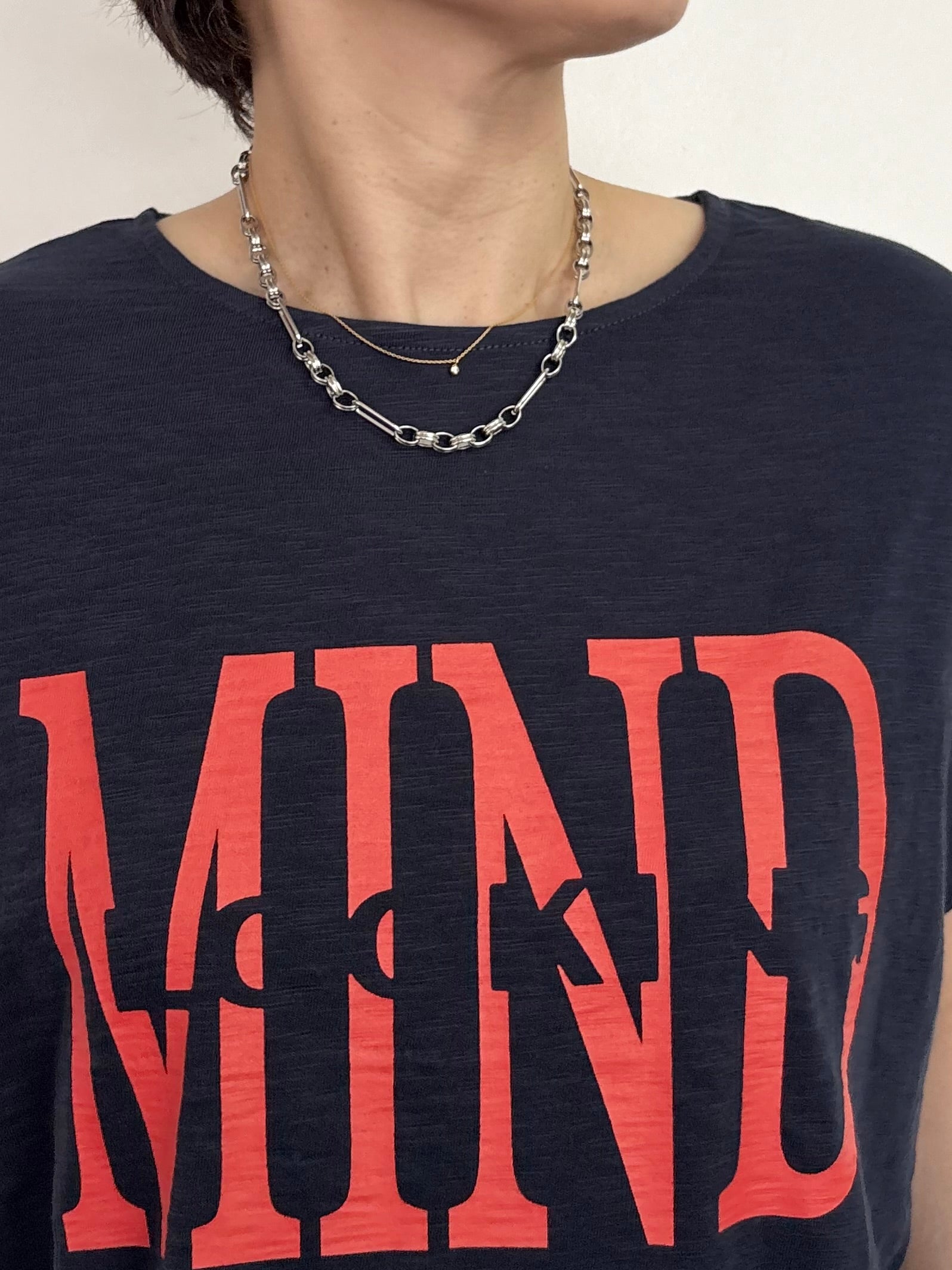 肩タックドレープロゴTシャツ