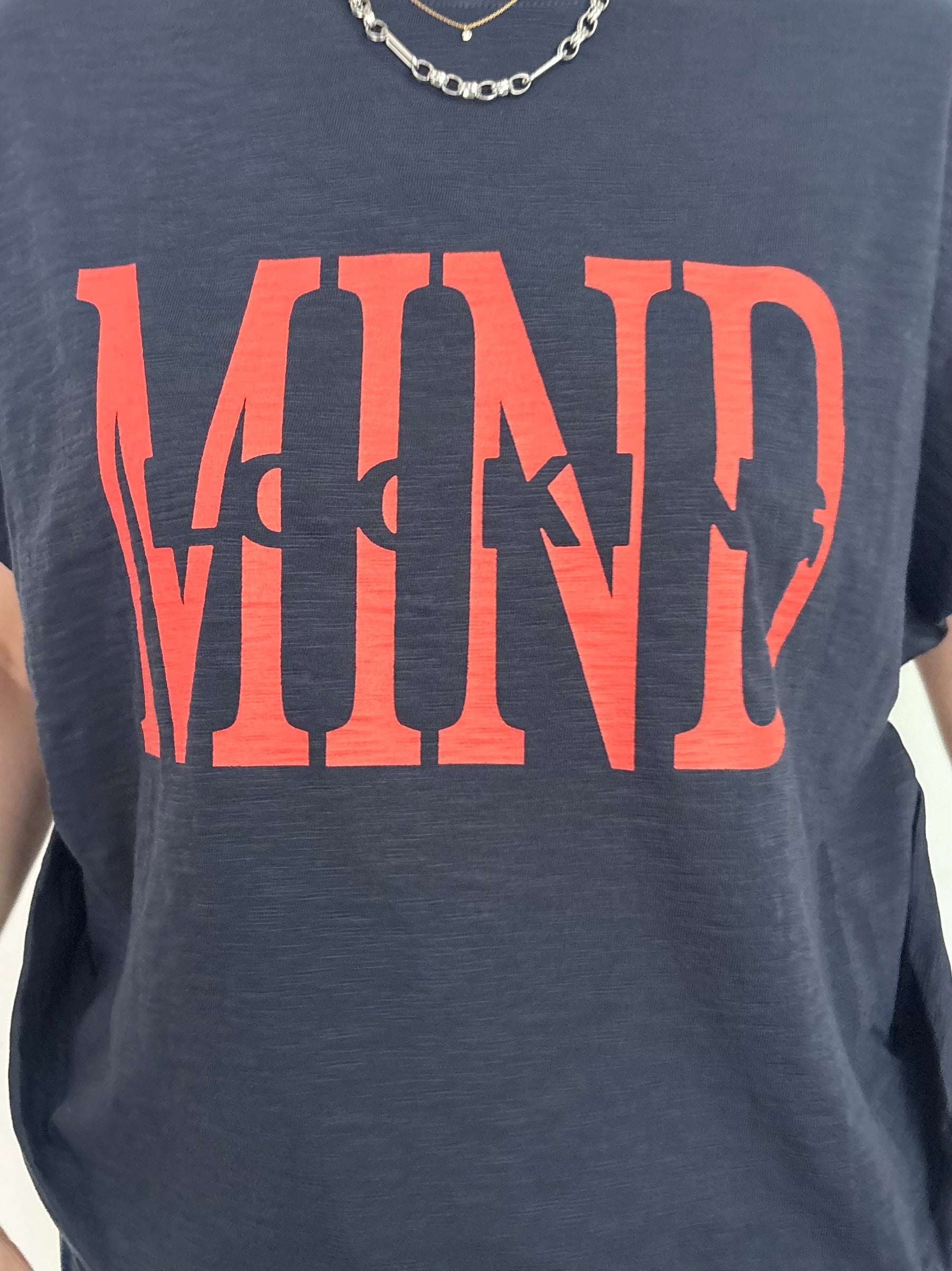 肩タックドレープロゴTシャツ
