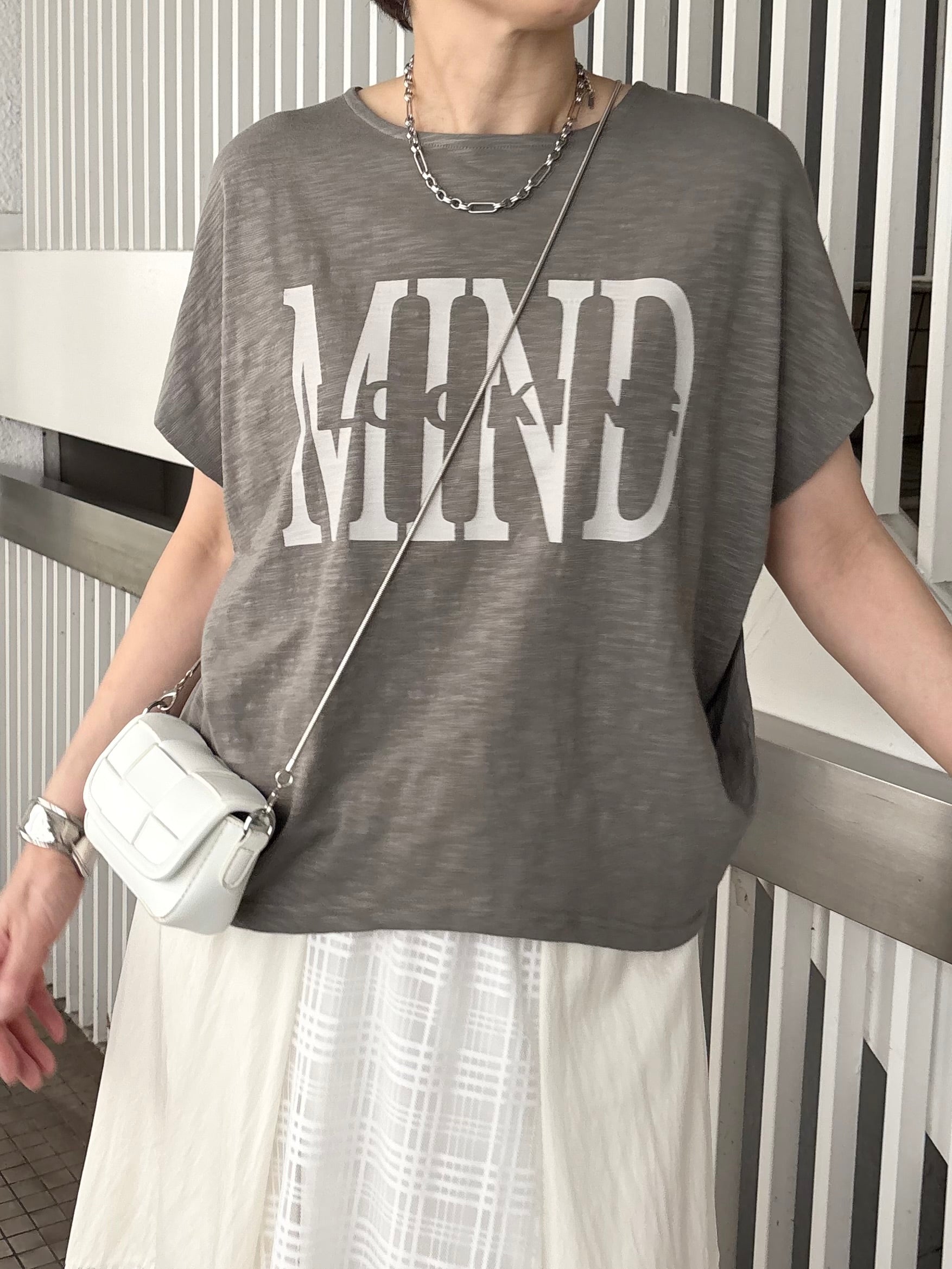 肩タックドレープロゴTシャツ