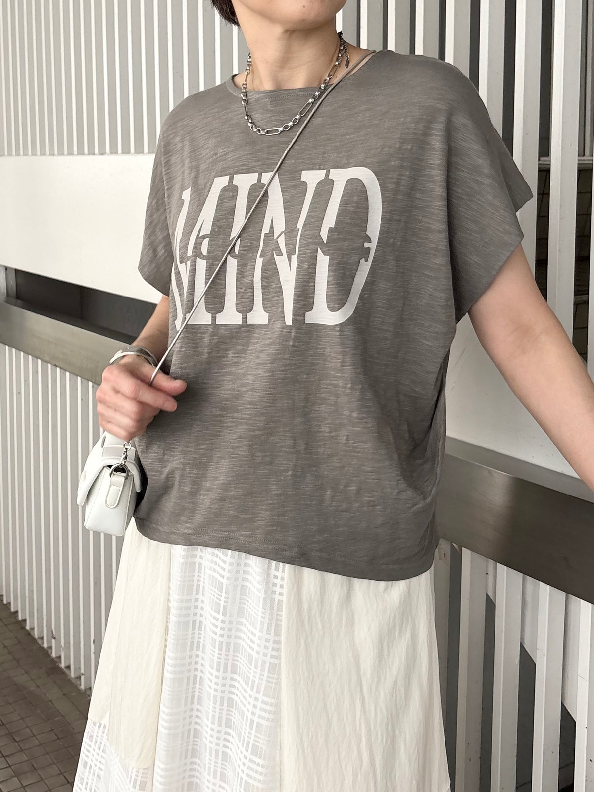 肩タックドレープロゴTシャツ
