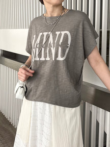 肩タックドレープロゴTシャツ