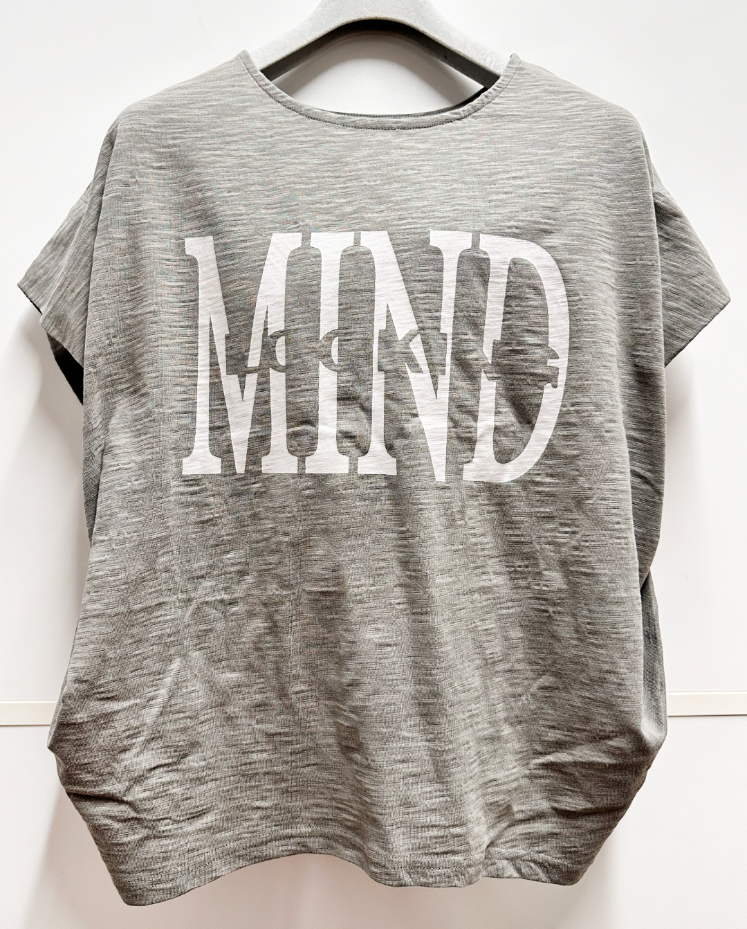 肩タックドレープロゴTシャツ