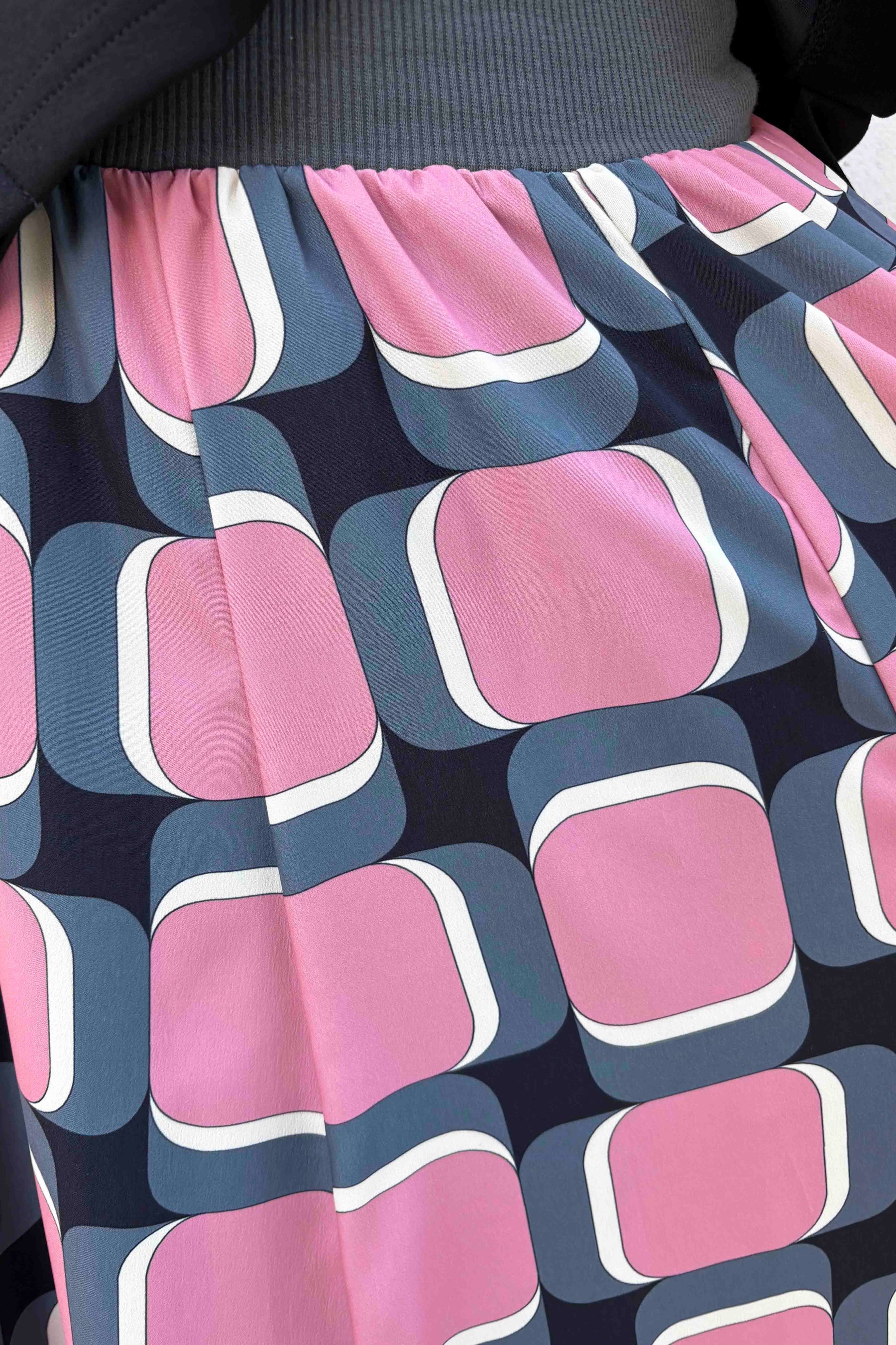 レトロ幾何学柄プリントスカート