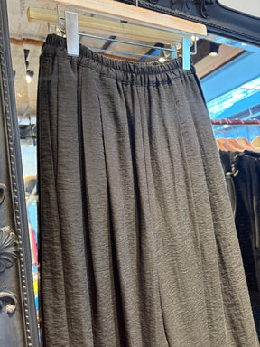 タックパンツ