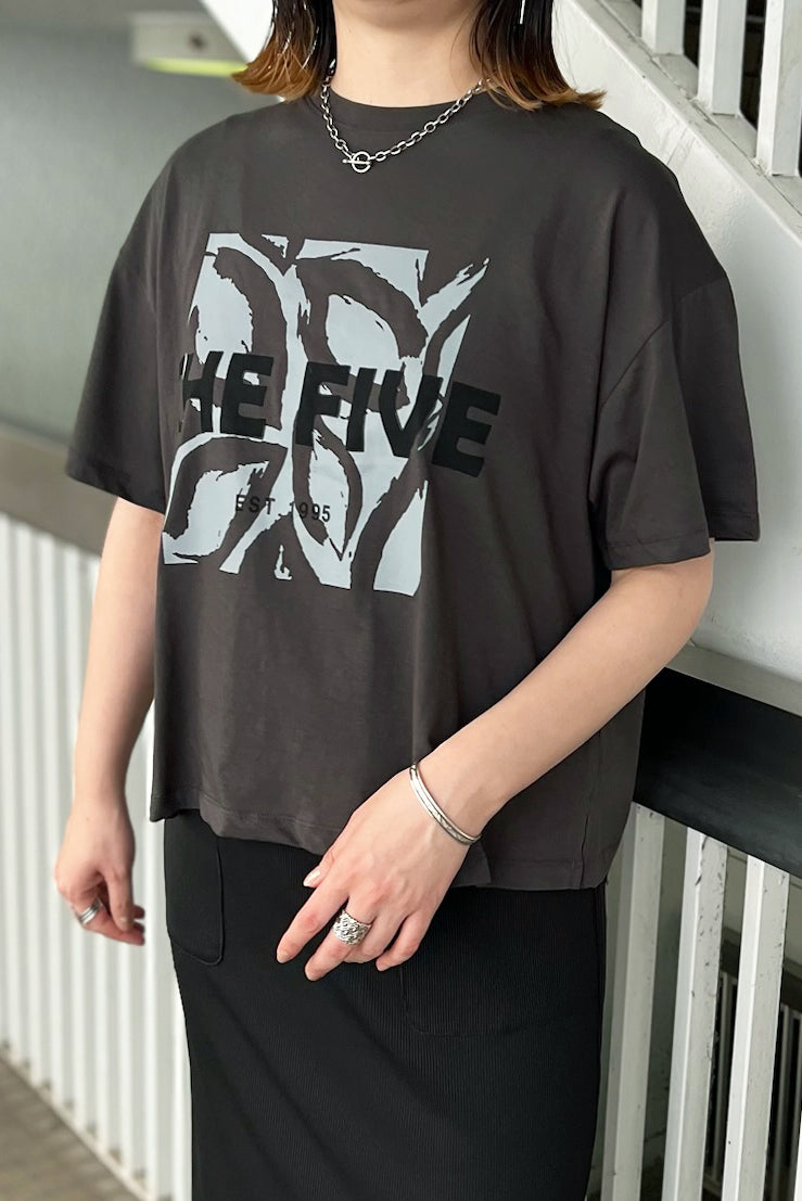 CHIGNON (シニヨン) アートロゴTee 8452-239KK　チャコール