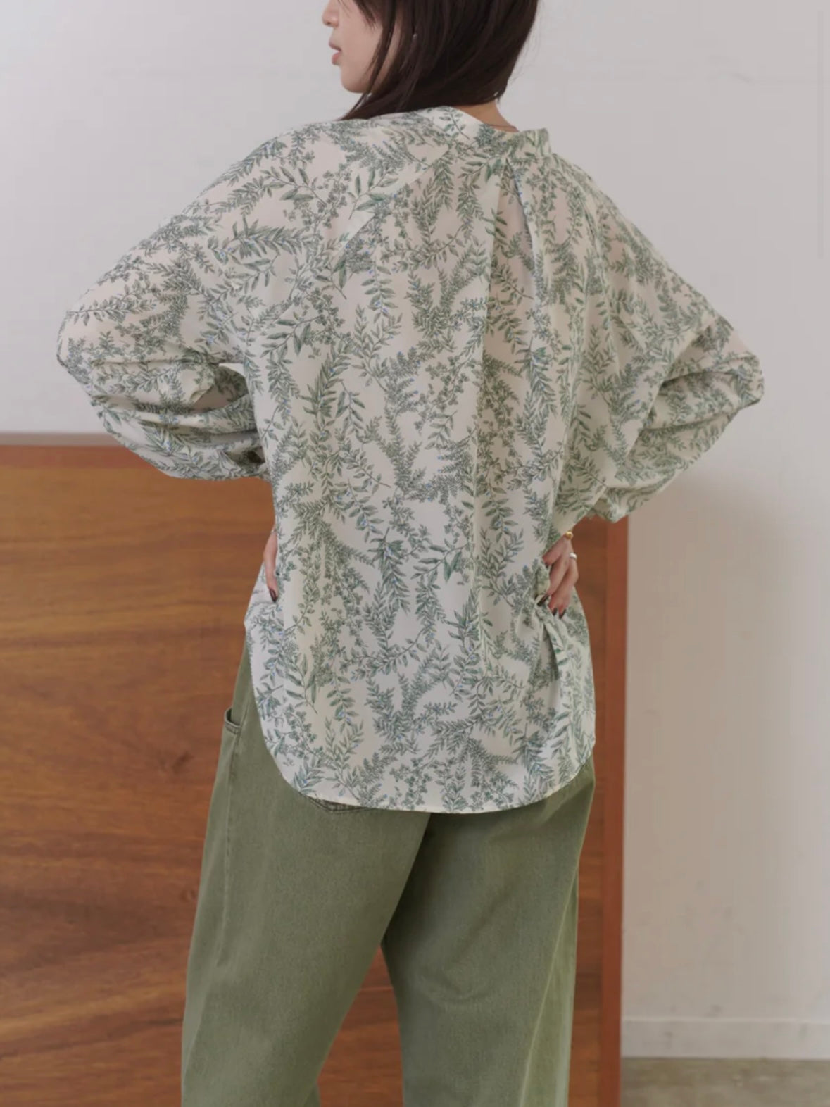 ボタニカルプリントブラウス