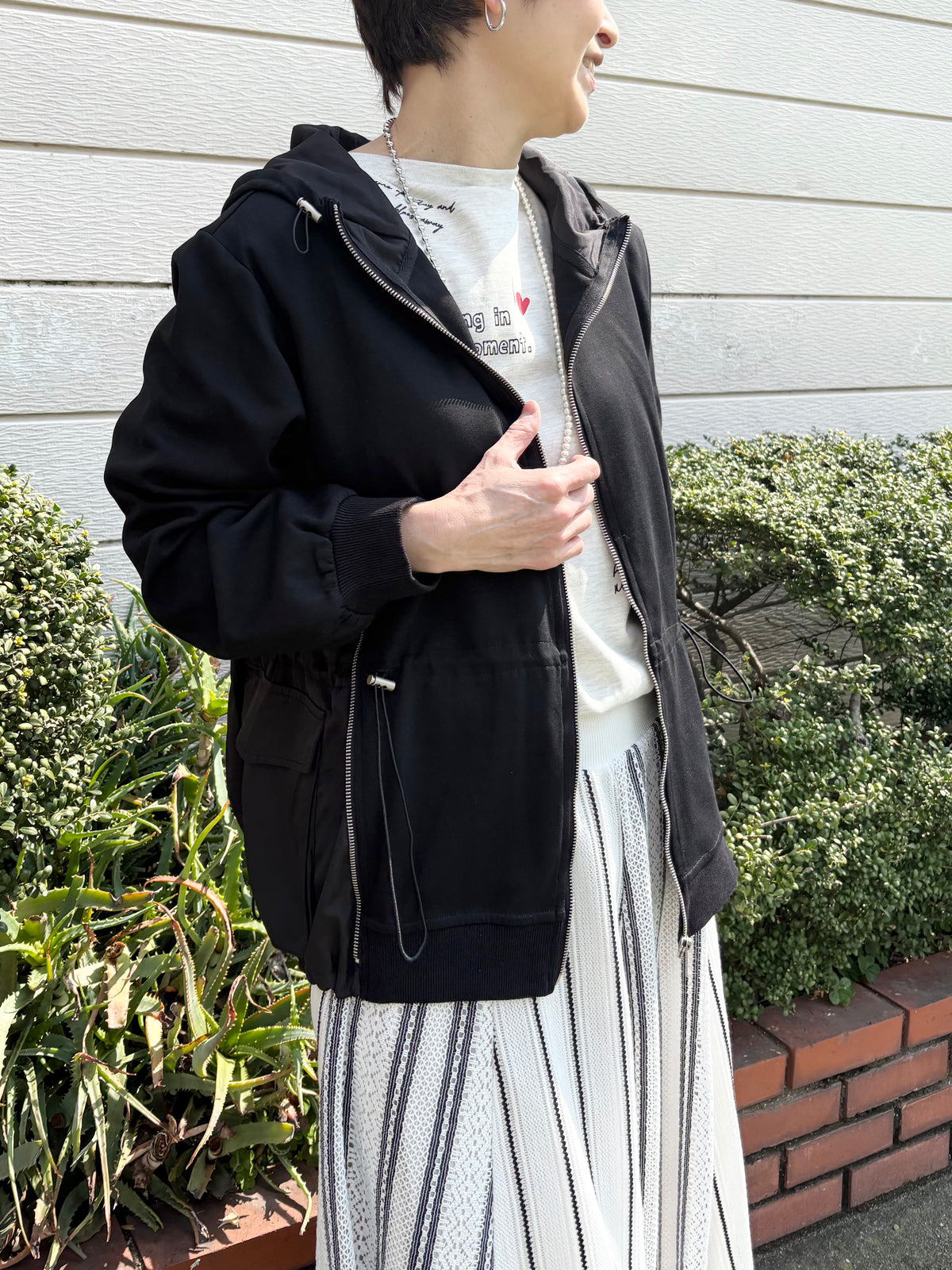 ドロスト付きファスナーデザインパーカー
