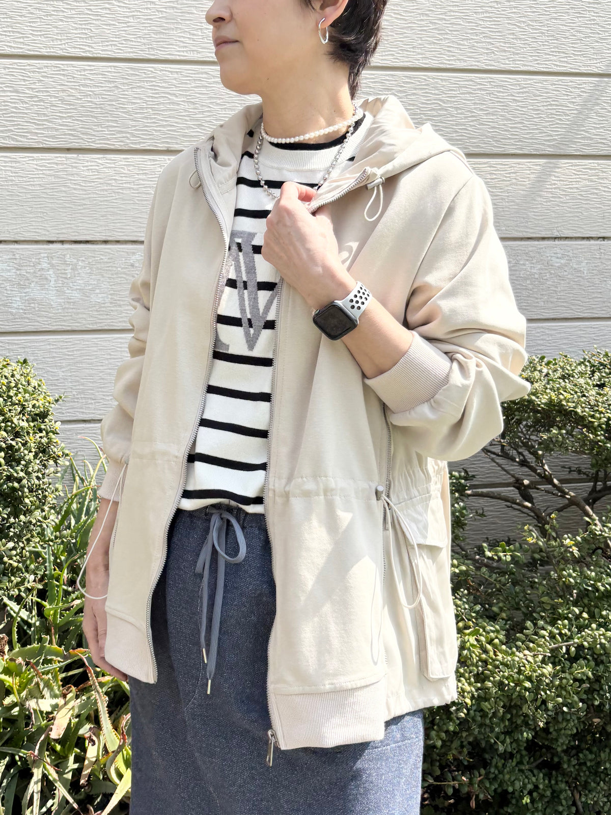 ドロスト付きファスナーデザインパーカー