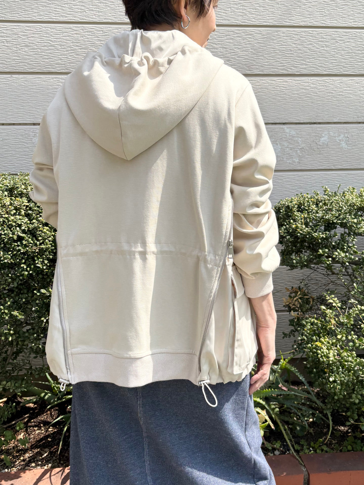 ドロスト付きファスナーデザインパーカー