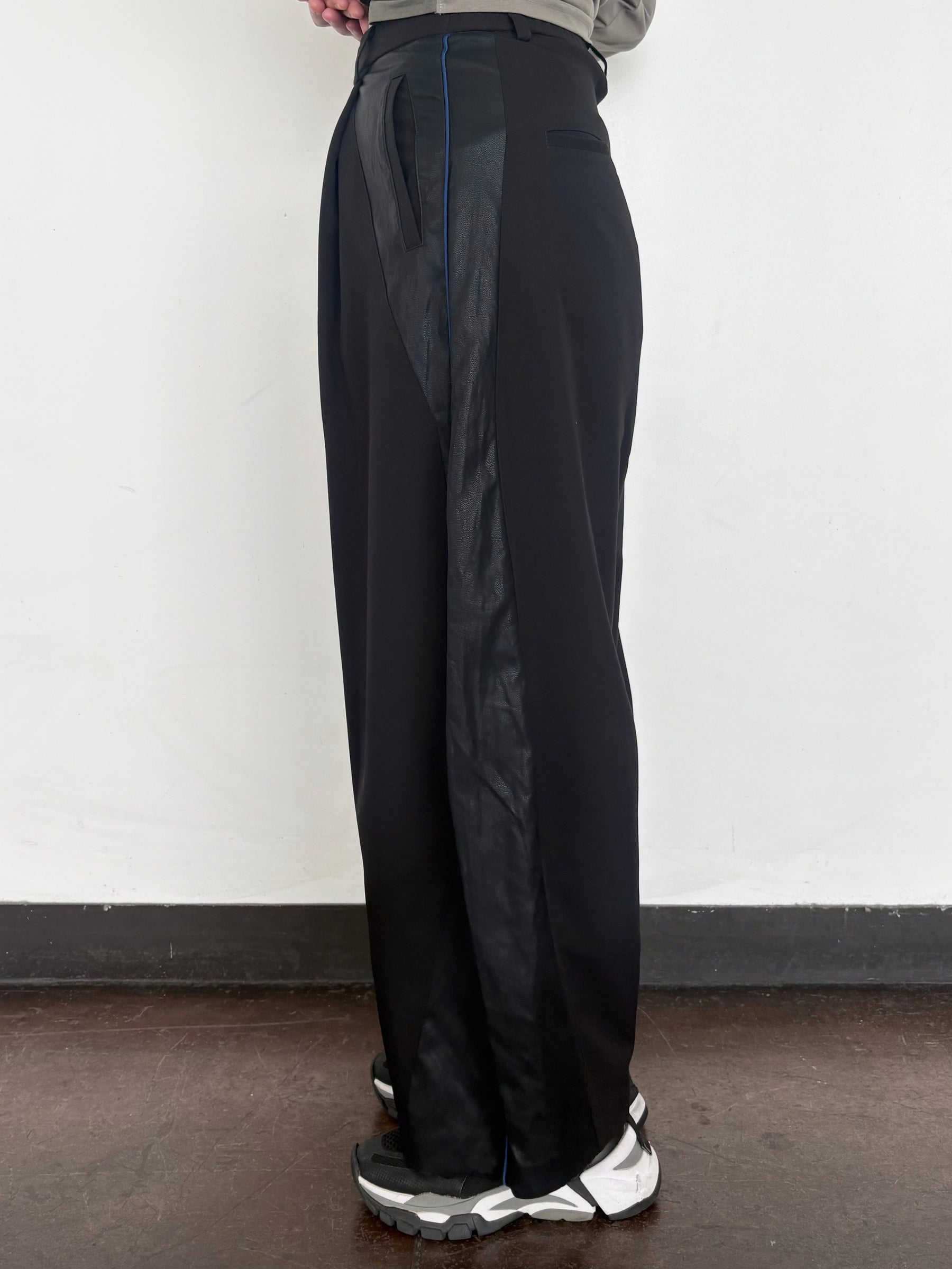 レザースイッチングコクーンワイドパンツ | LEATHER SWITCHING COCOON WIDE PANTS