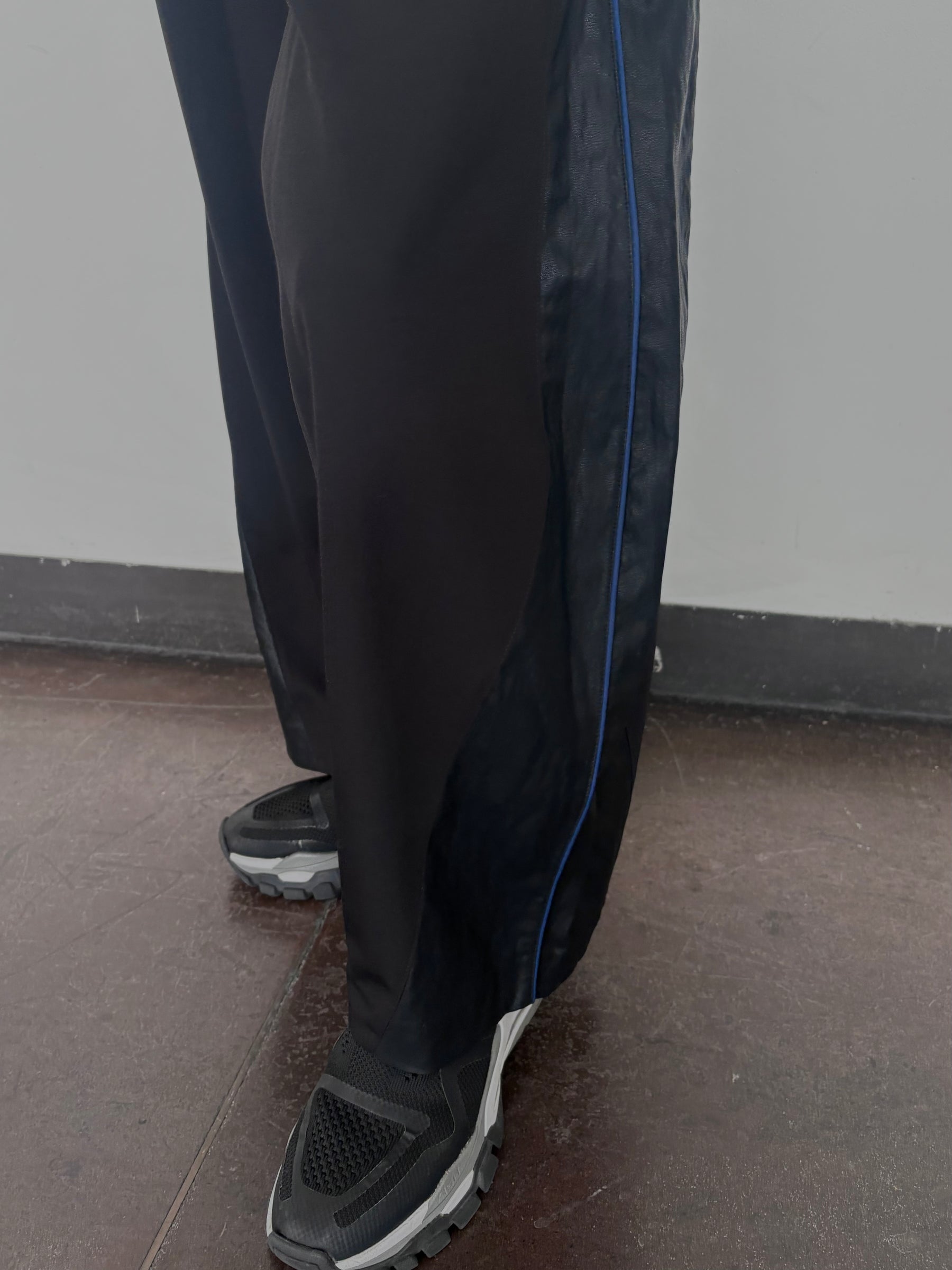レザースイッチングコクーンワイドパンツ | LEATHER SWITCHING COCOON WIDE PANTS