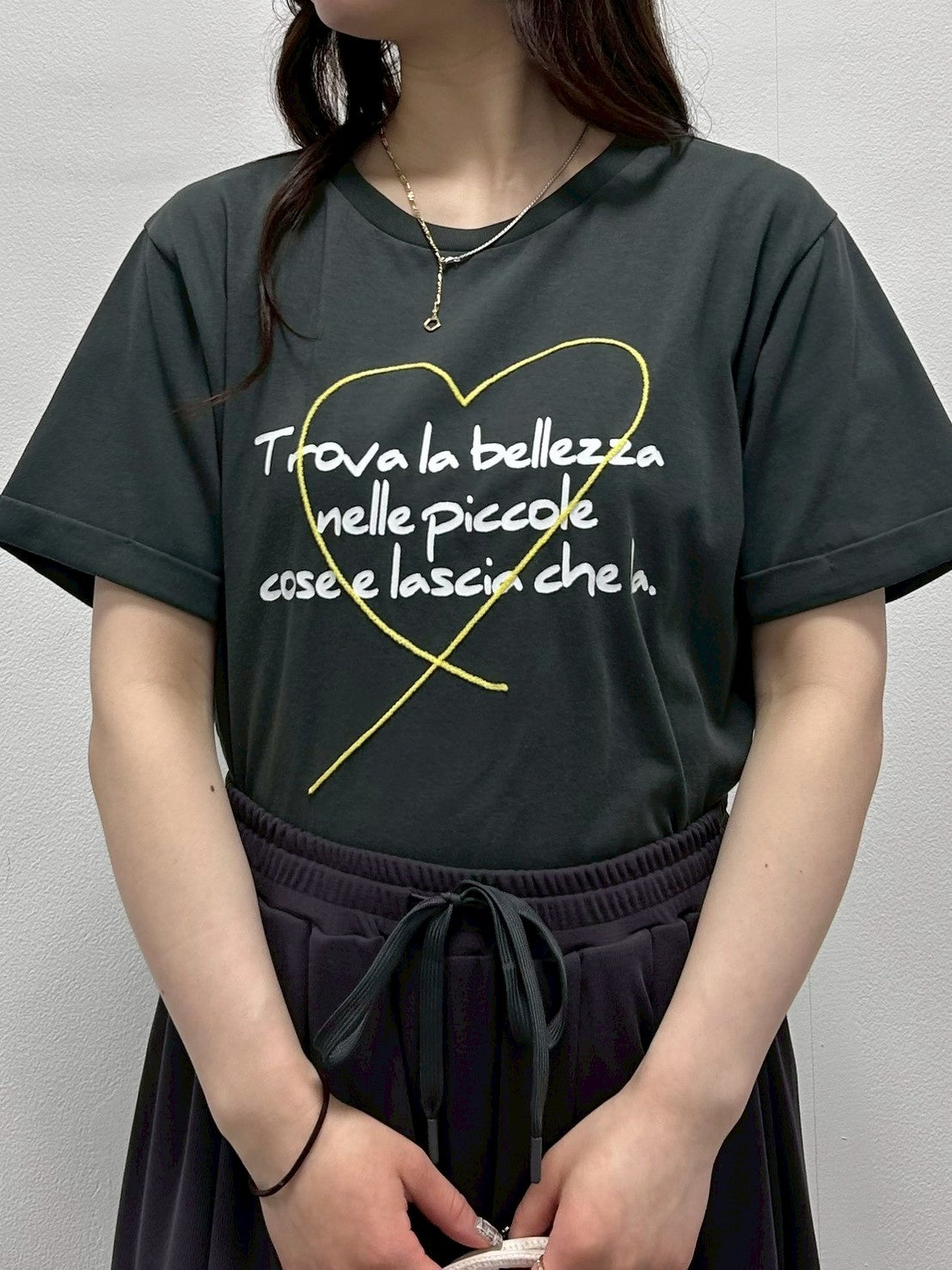 ハート刺繍×手書き風ロゴプリントTシャツ.
