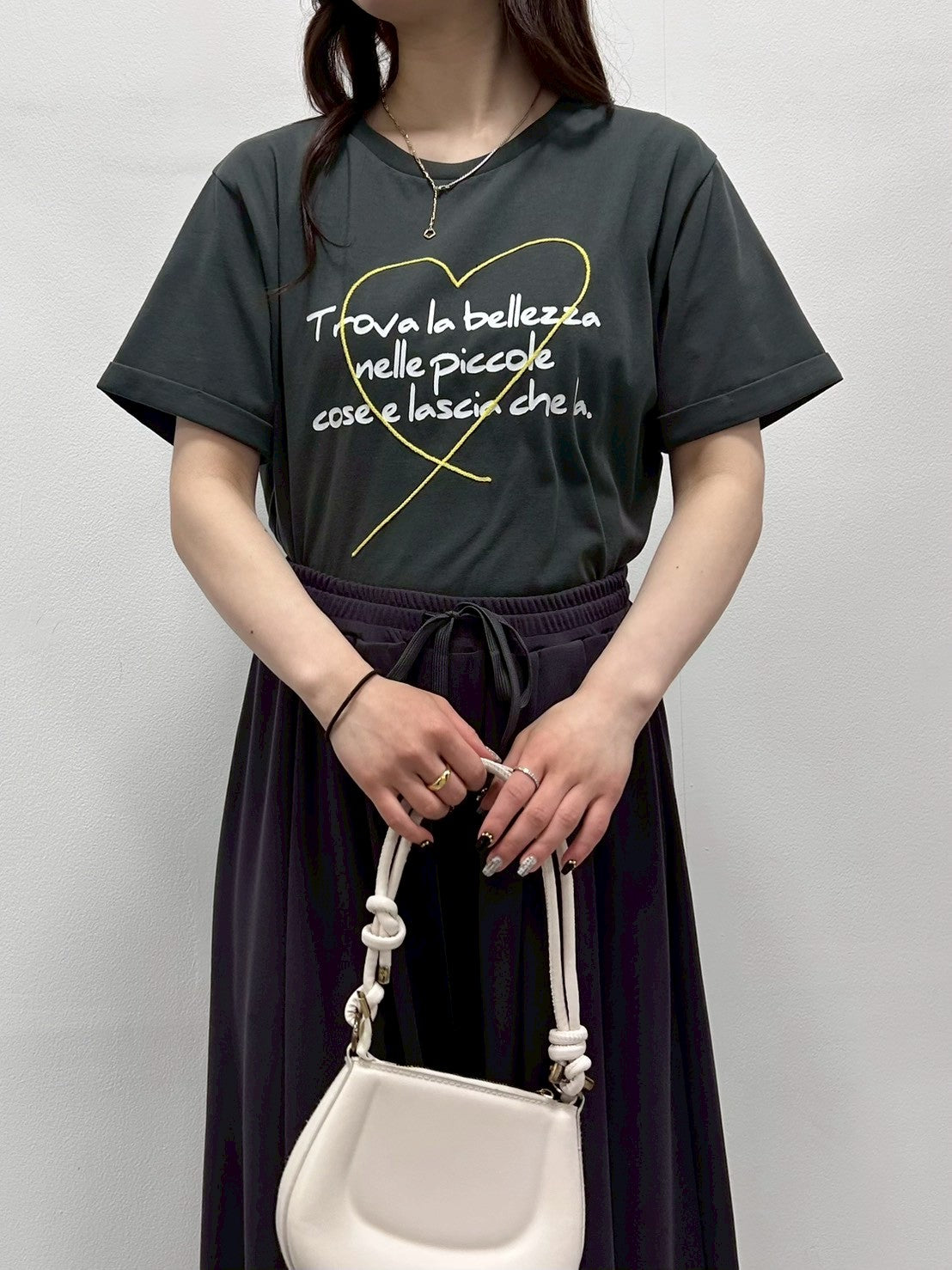 ハート刺繍×手書き風ロゴプリントTシャツ