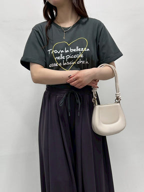 ハート刺繍×手書き風ロゴプリントTシャツ