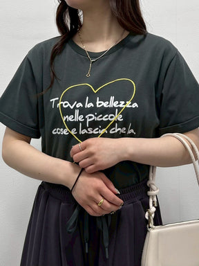 ハート刺繍×手書き風ロゴプリントTシャツ
