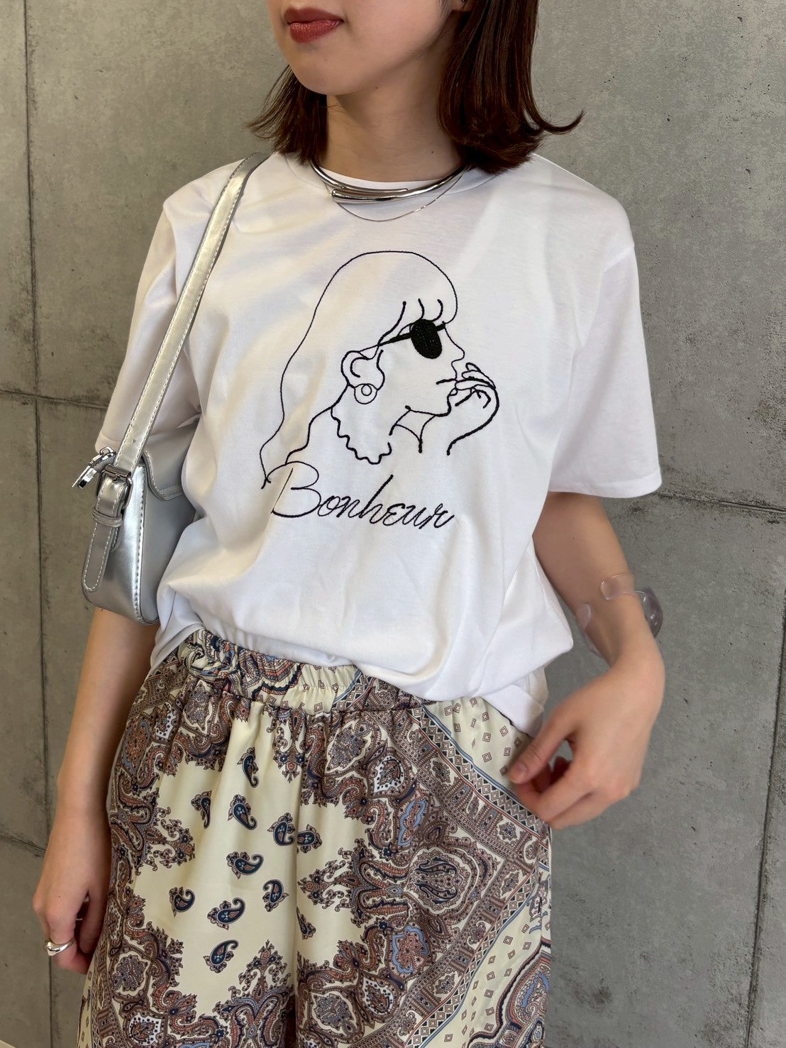 女の子柄コード刺繍Tシャツ.