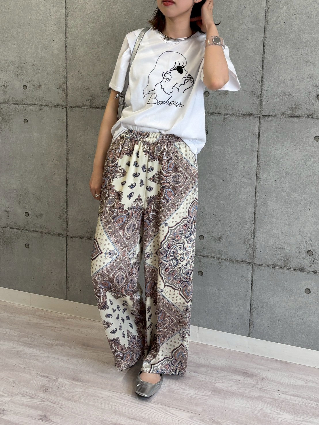 女の子柄コード刺繍Tシャツ