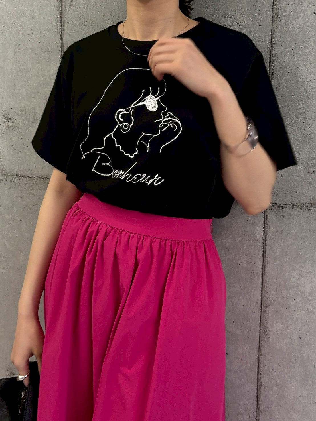 女の子柄コード刺繍Tシャツ.