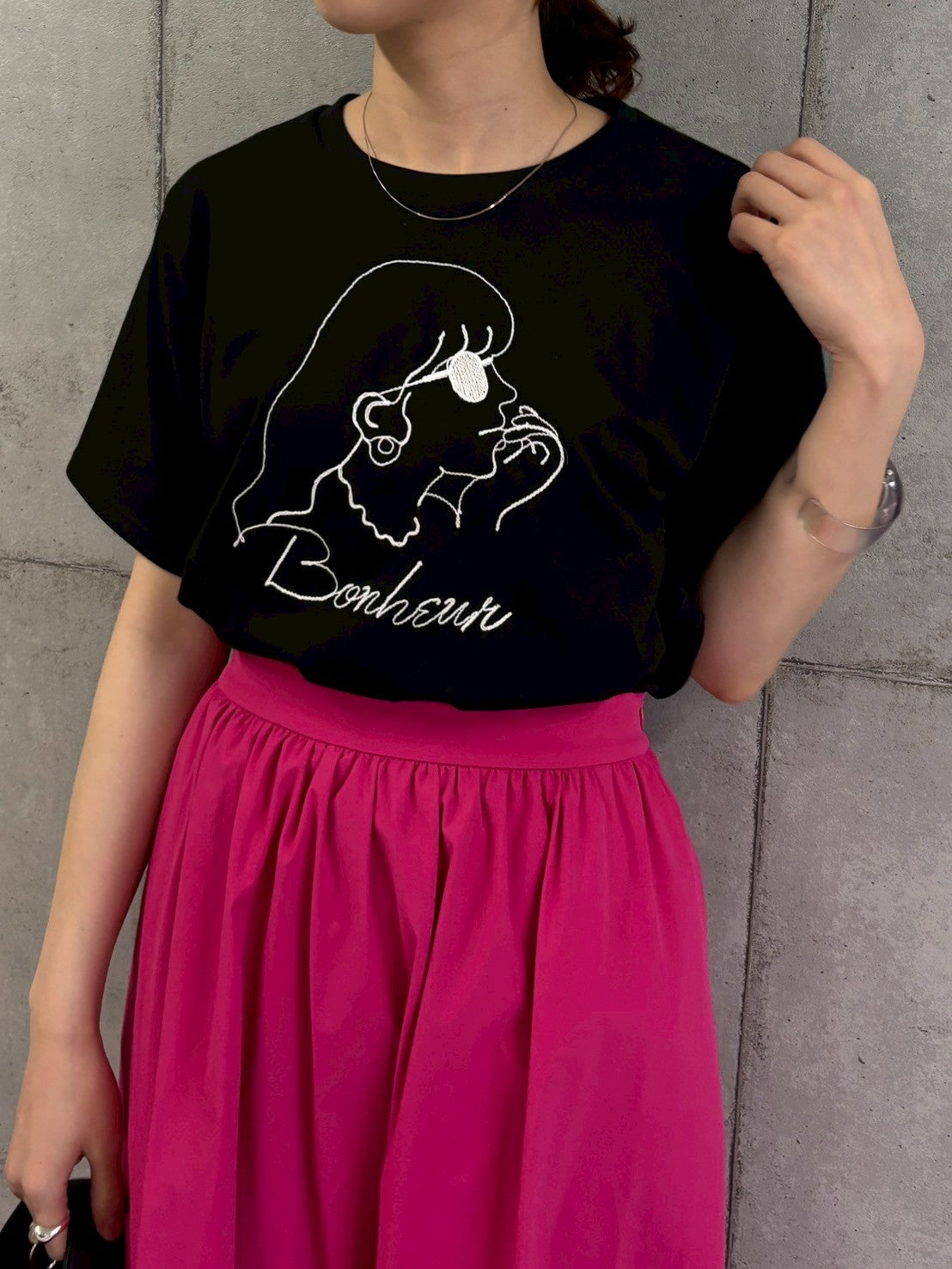 女の子柄コード刺繍Tシャツ.