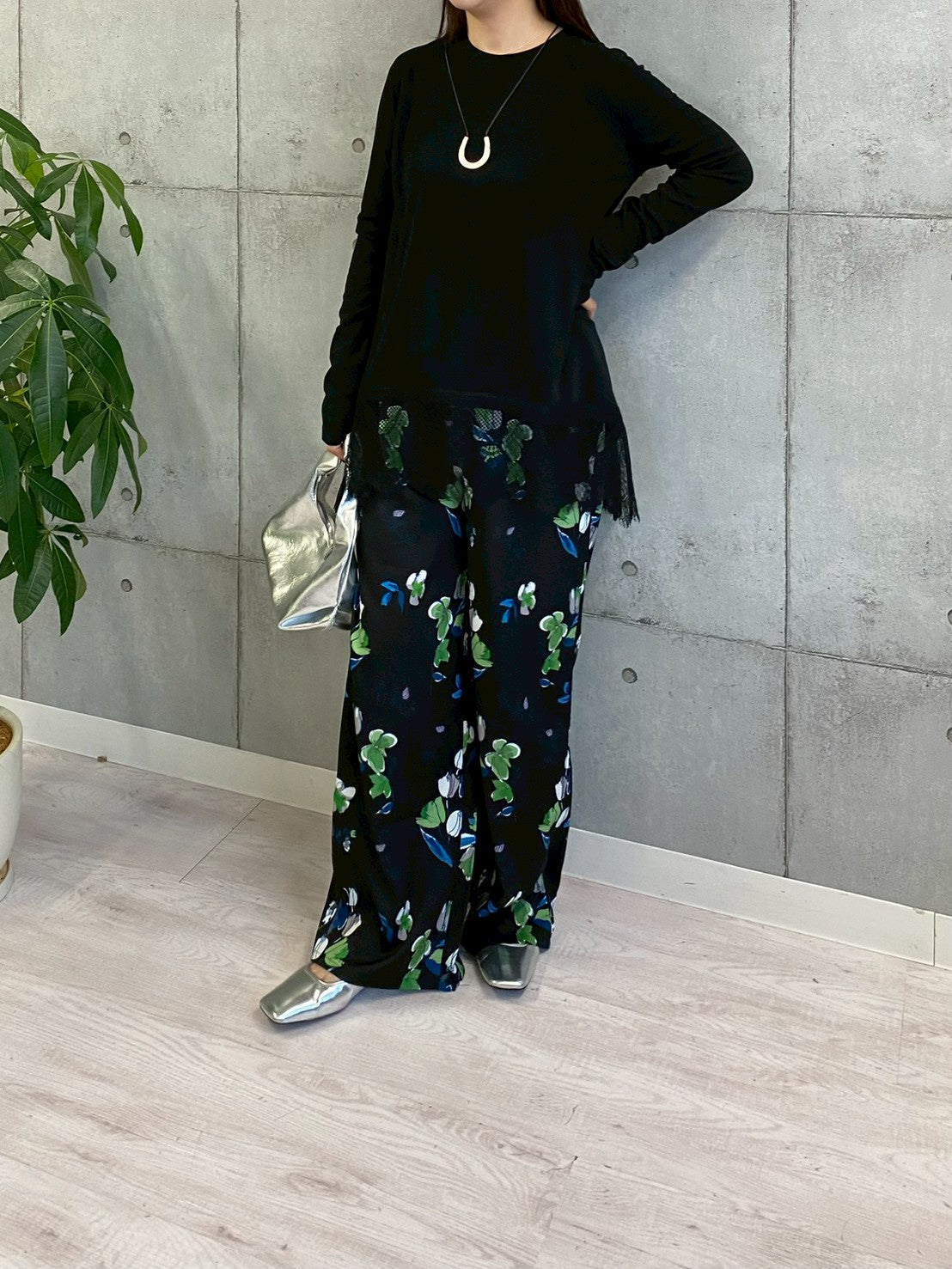 大人可愛い裾レースTOPS