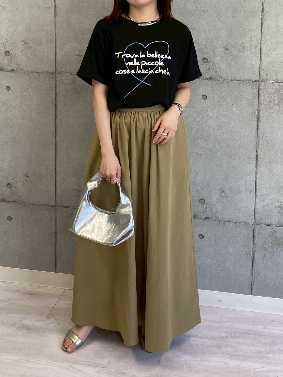 ハート刺繍×手書き風ロゴプリントTシャツ