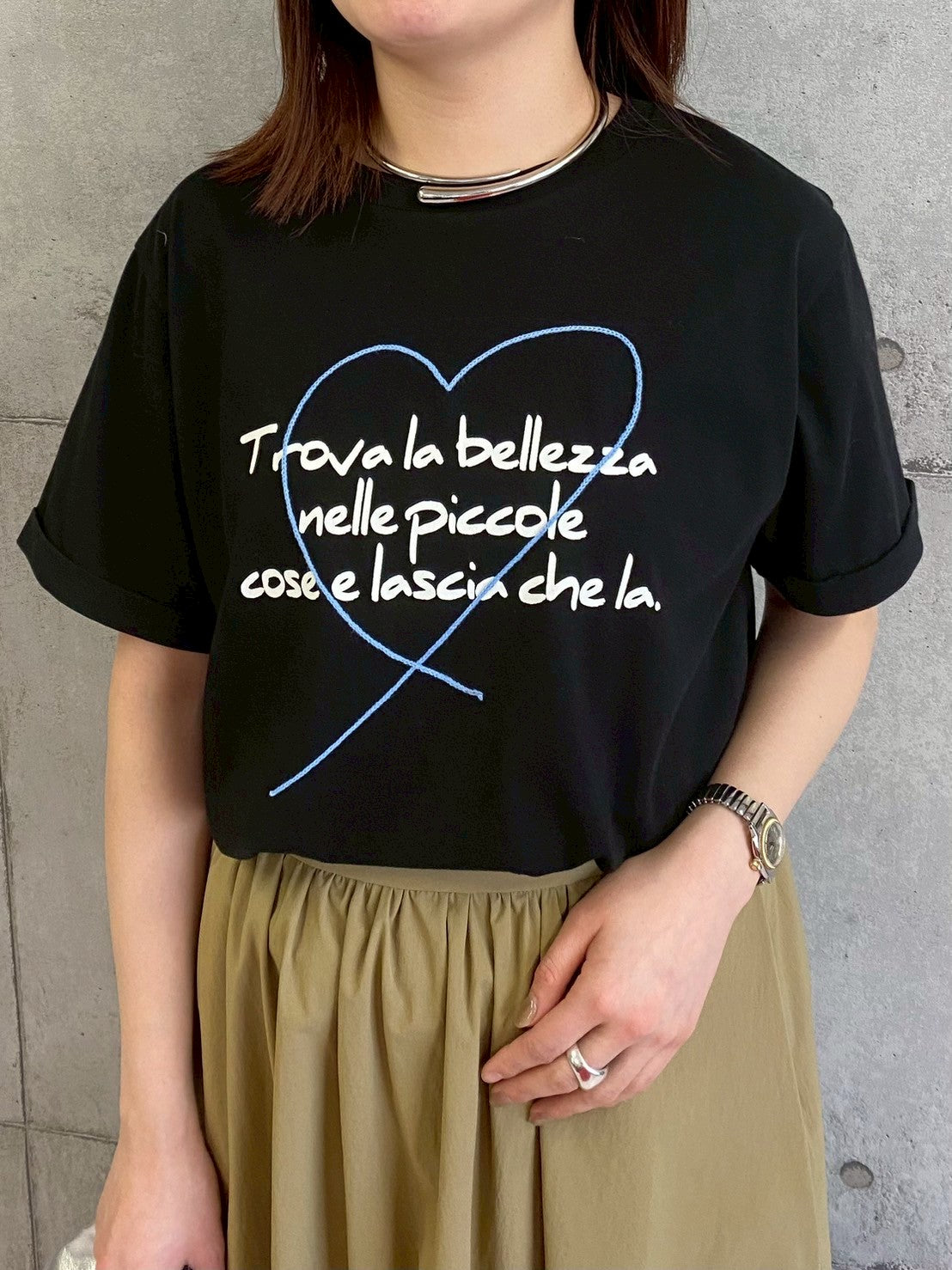 ハート刺繍×手書き風ロゴプリントTシャツ.